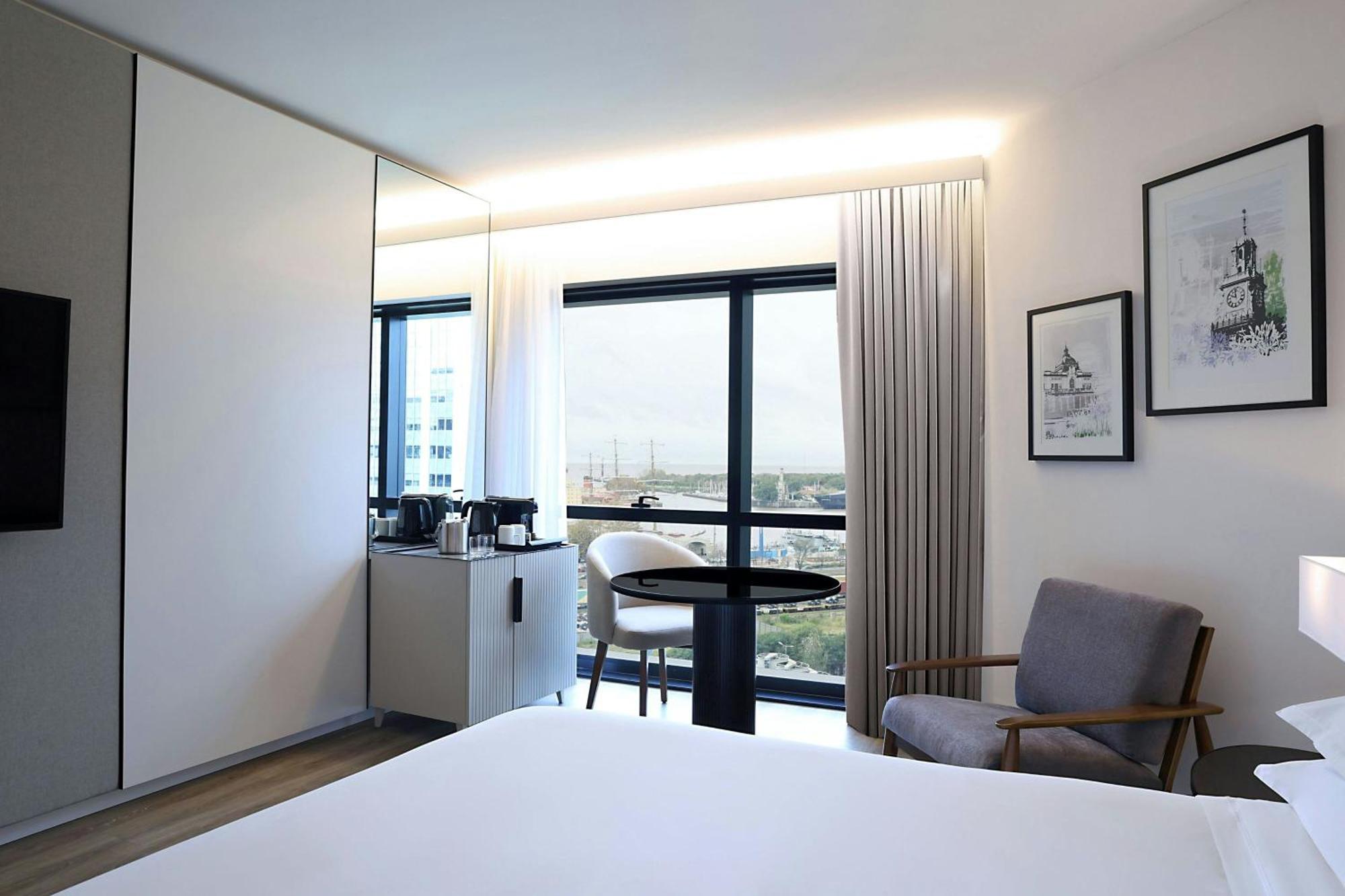Superior Guest room 1 King Pool access