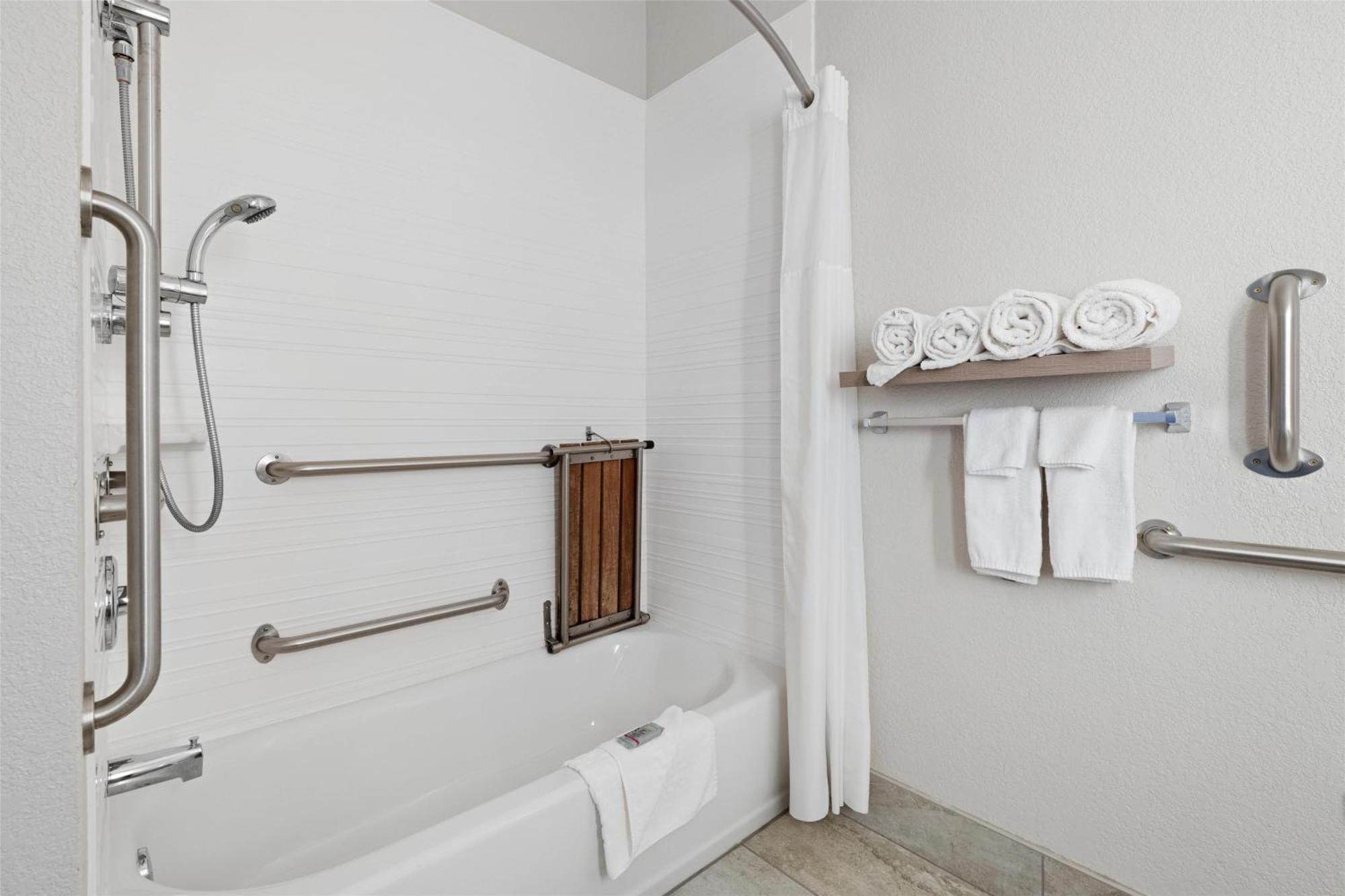 Queen Room Two Queen Beds Bath Tub Mobility Accessible