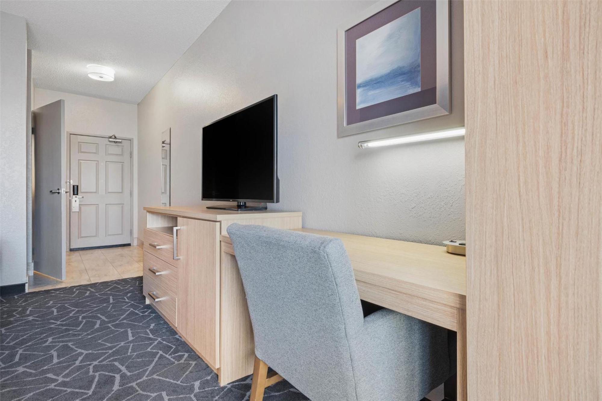 Queen Room Two Queen Beds Bath Tub Mobility Accessible