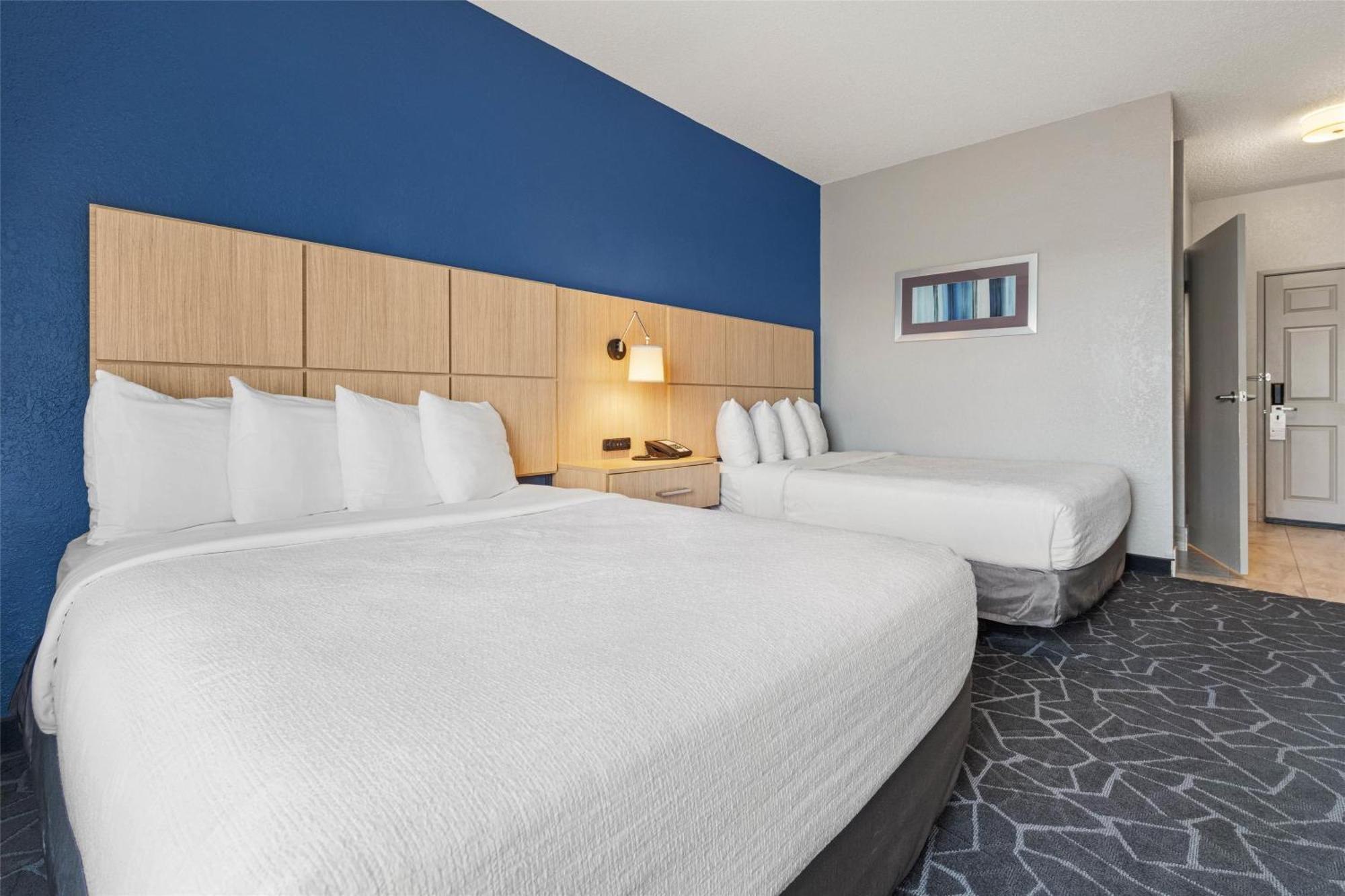 Queen Room Two Queen Beds Bath Tub Mobility Accessible
