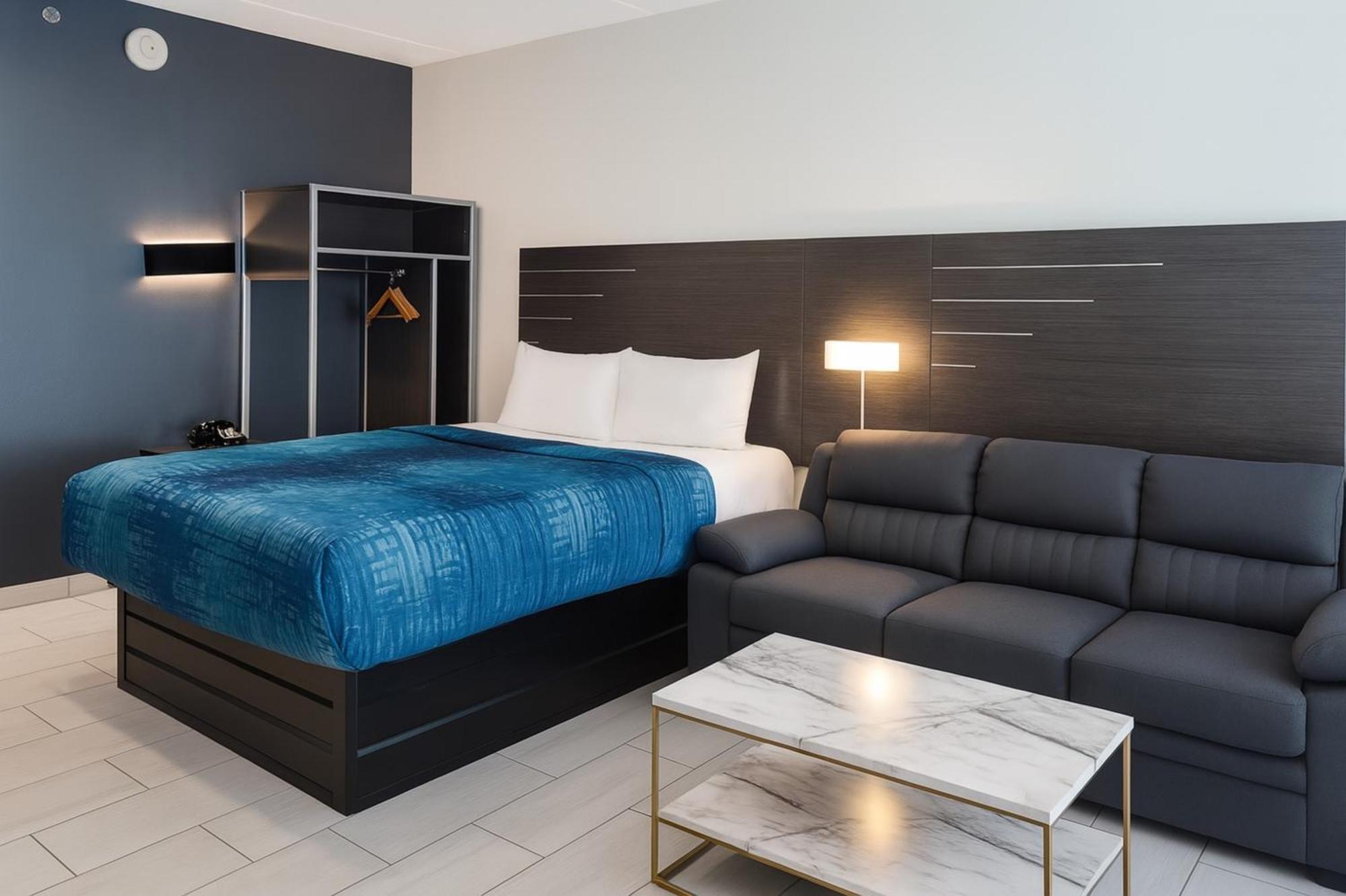 Deluxe Queen Suite