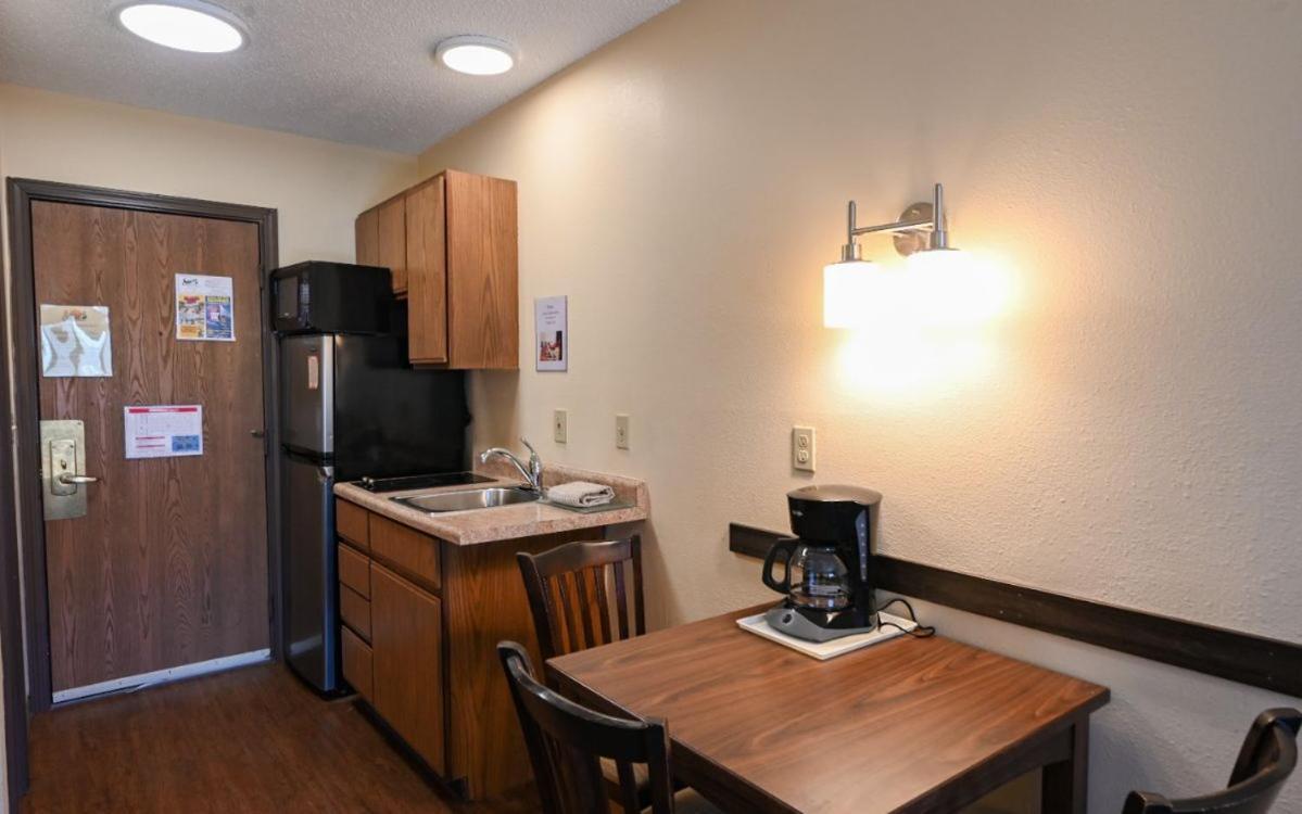 2 Queen Beds Kitchenette