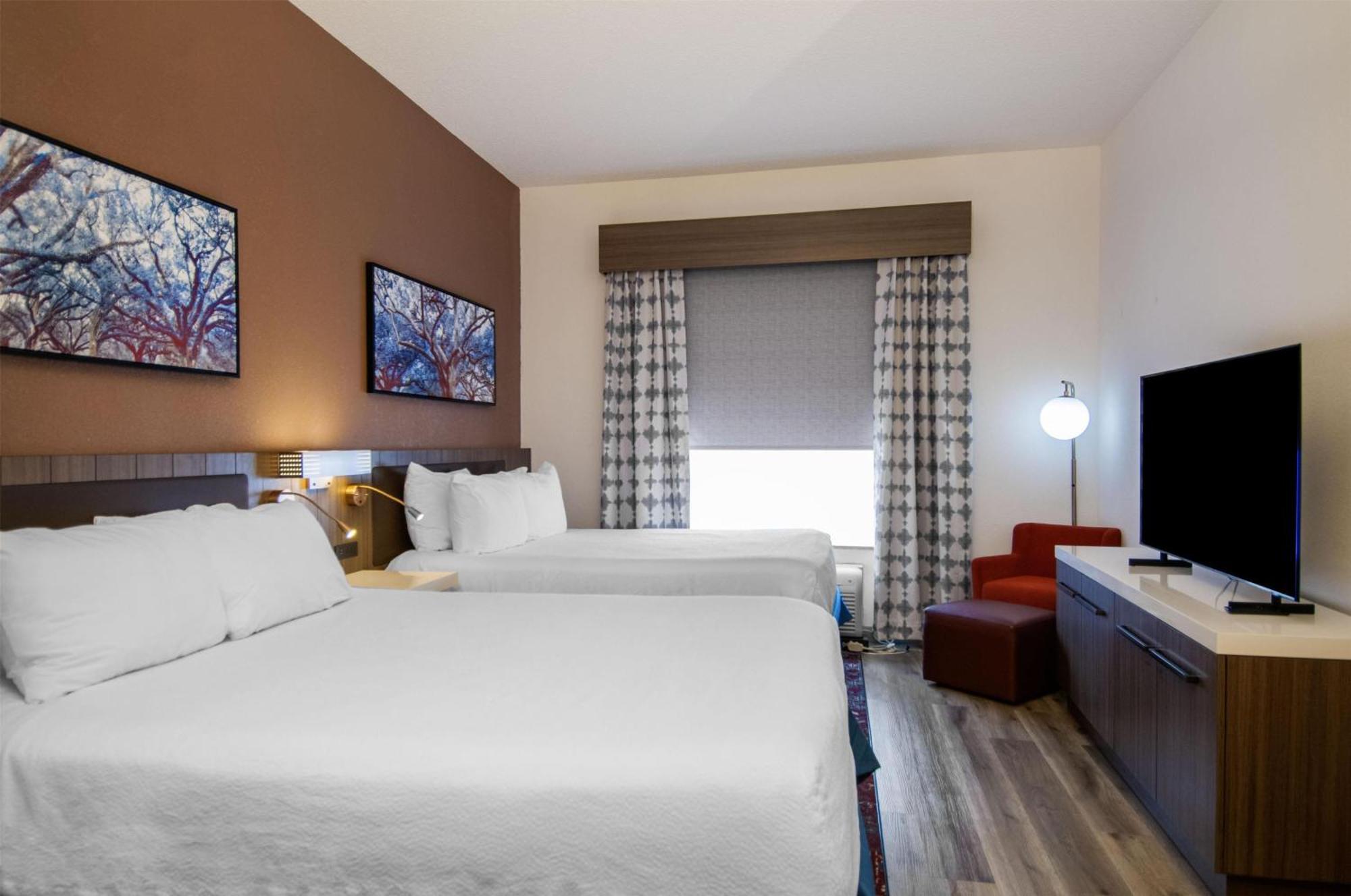One-Bedroom Suite Two Queen Beds Jetted Bath Tub Sofa Bed