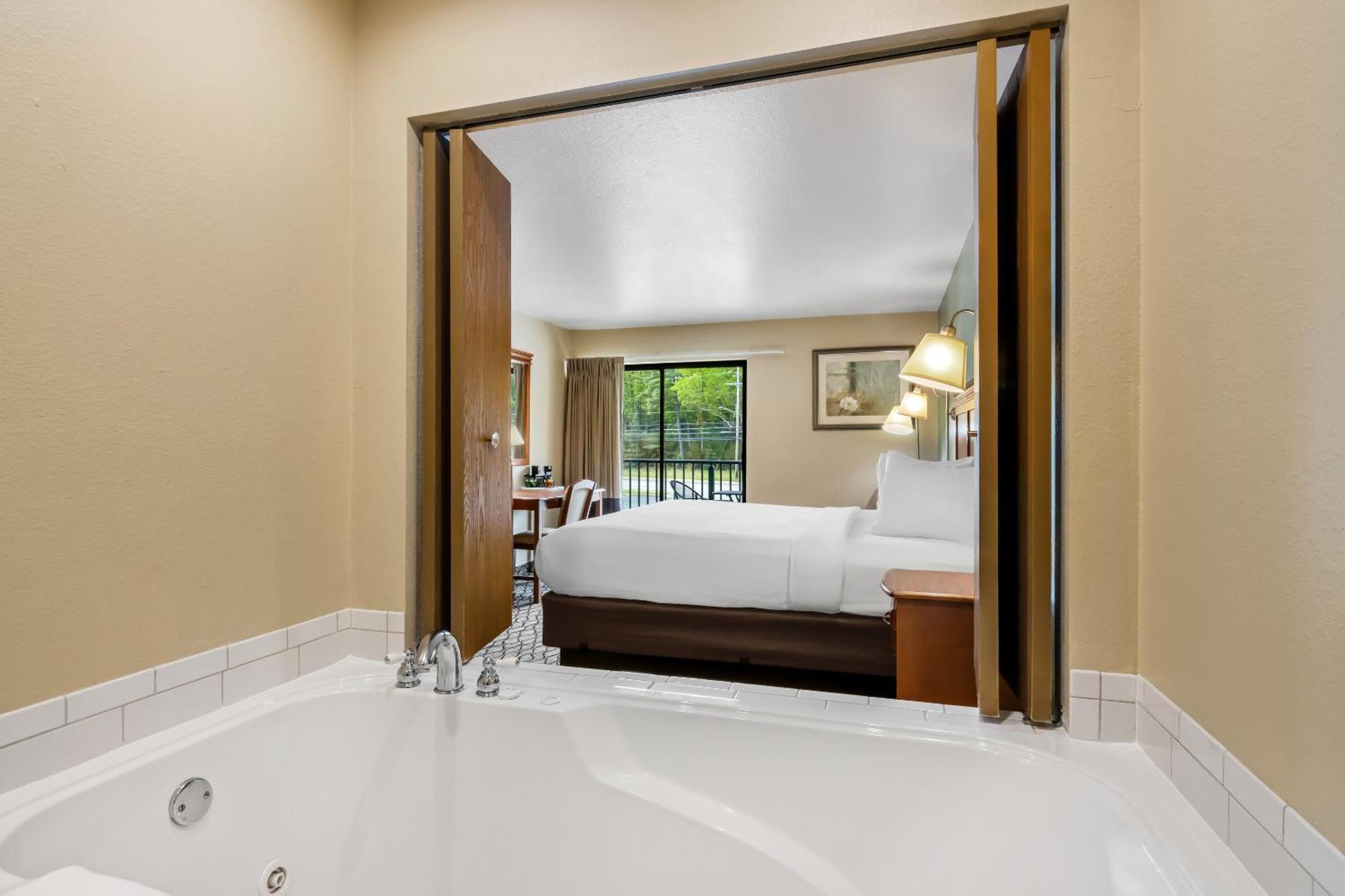 King Bed Jacuzzi Tub