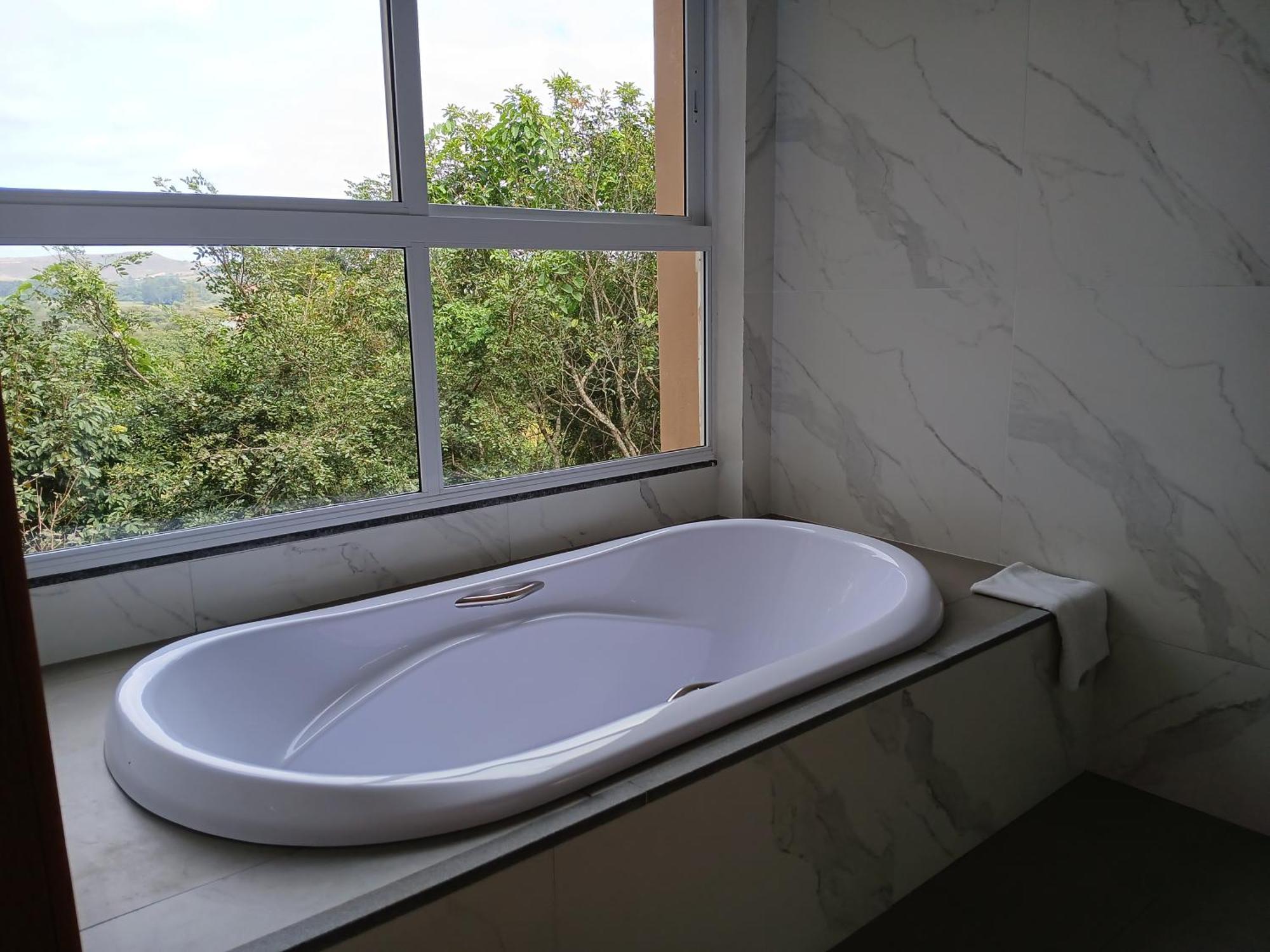 Deluxe Double Room Bath