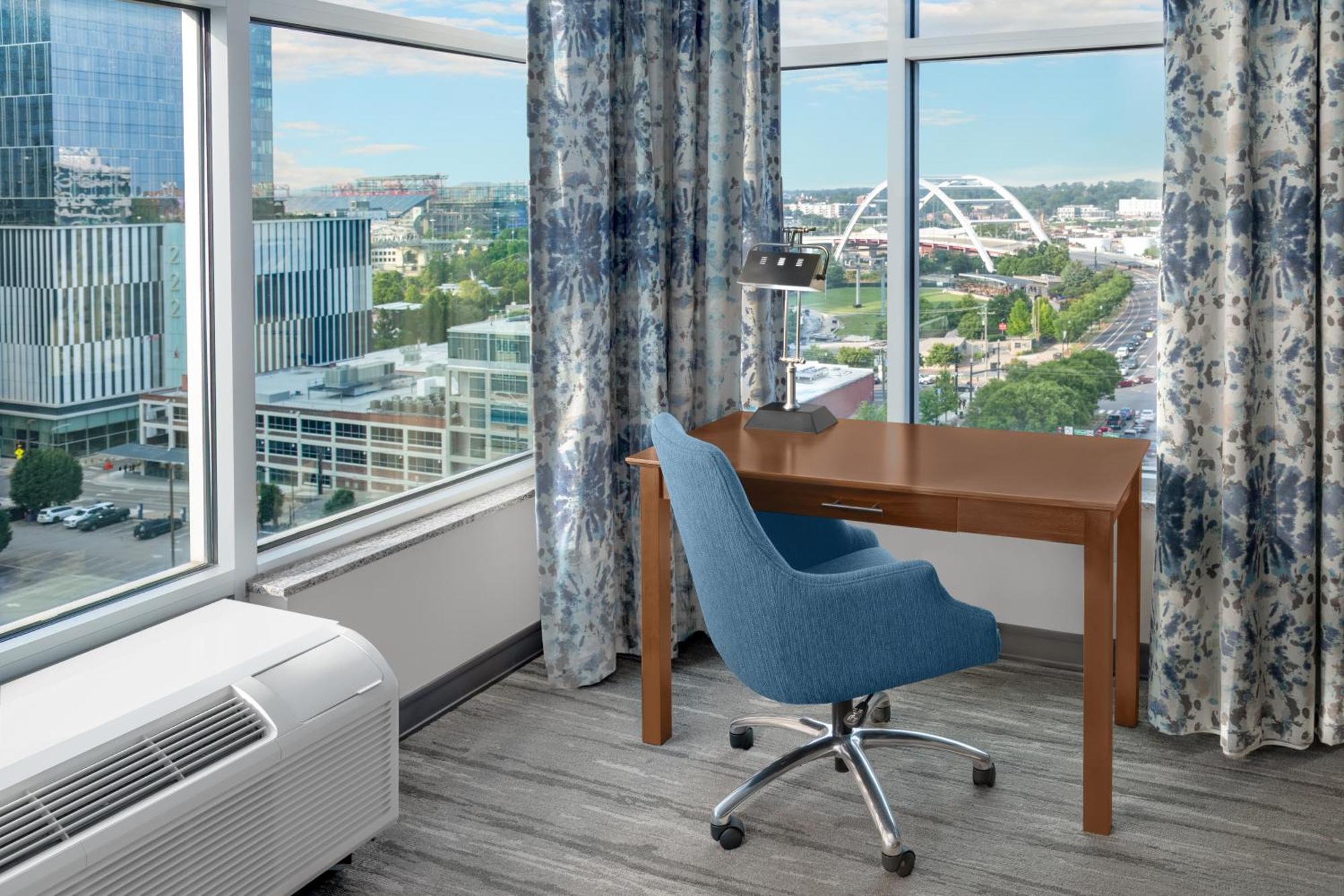 Corner King Room City View