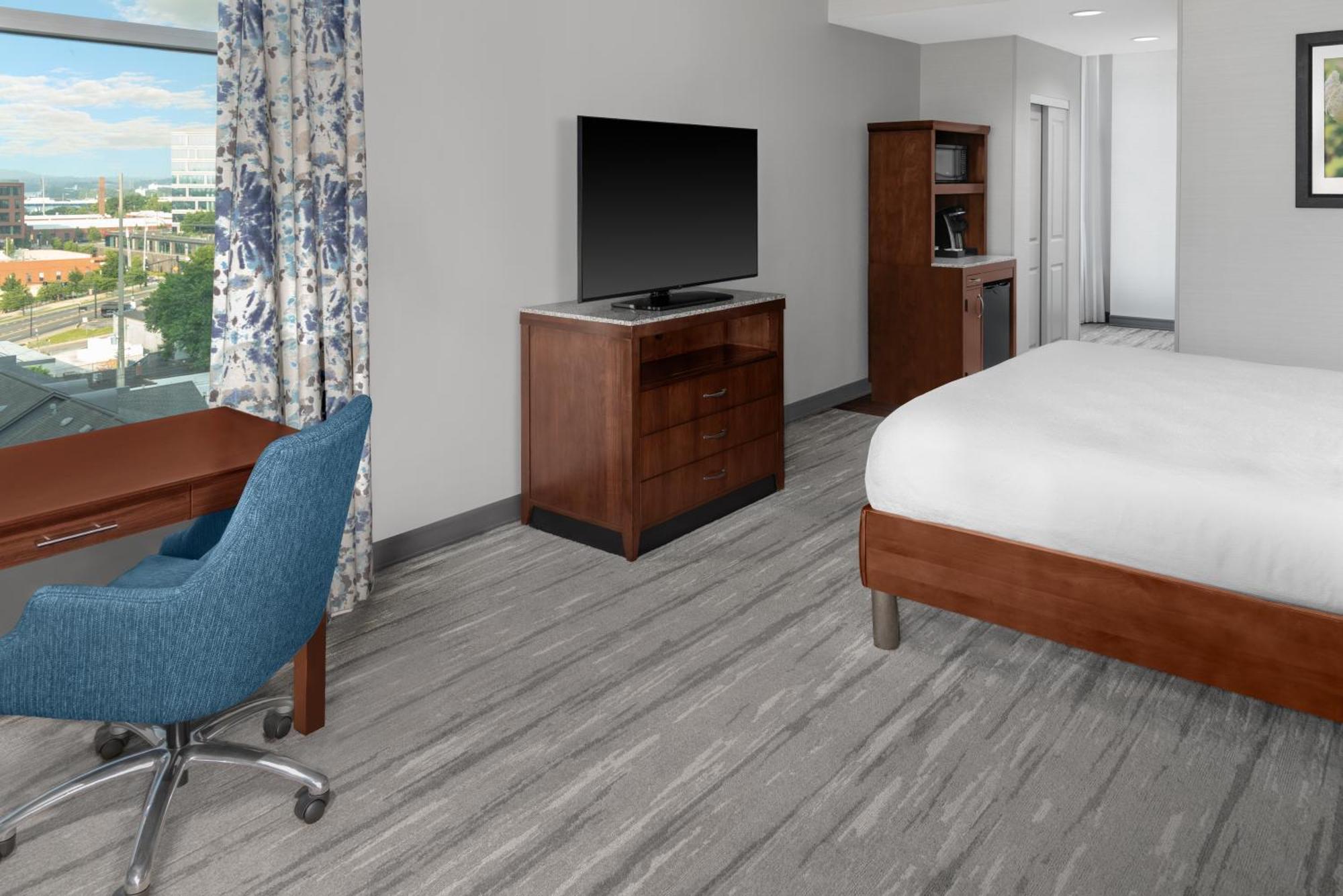 Corner King Room City View