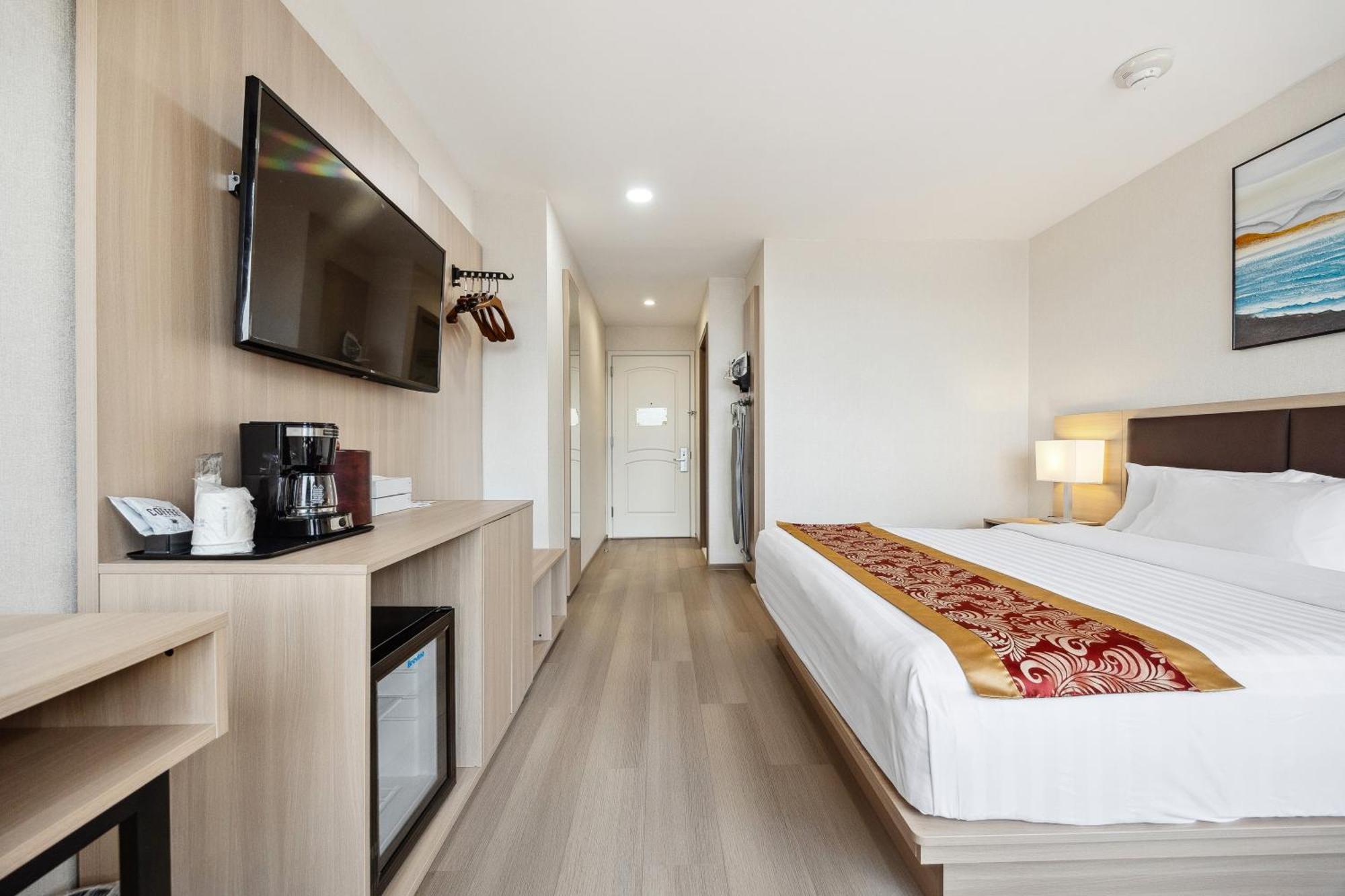 King Room Mobility Accessible Roll Shower