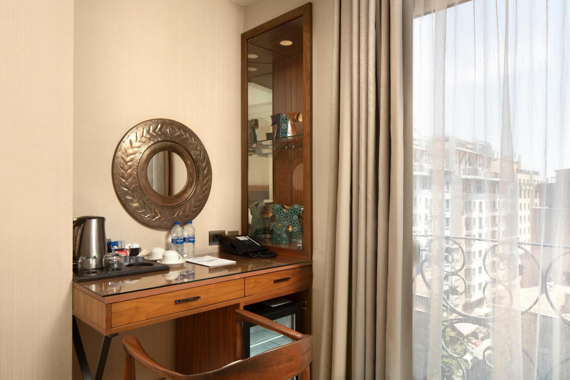 Superior French or Twin Bed Street View