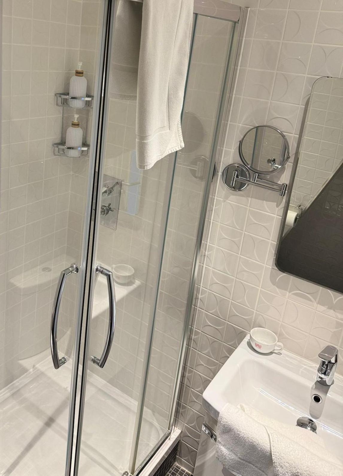 Deluxe Double Room Shower