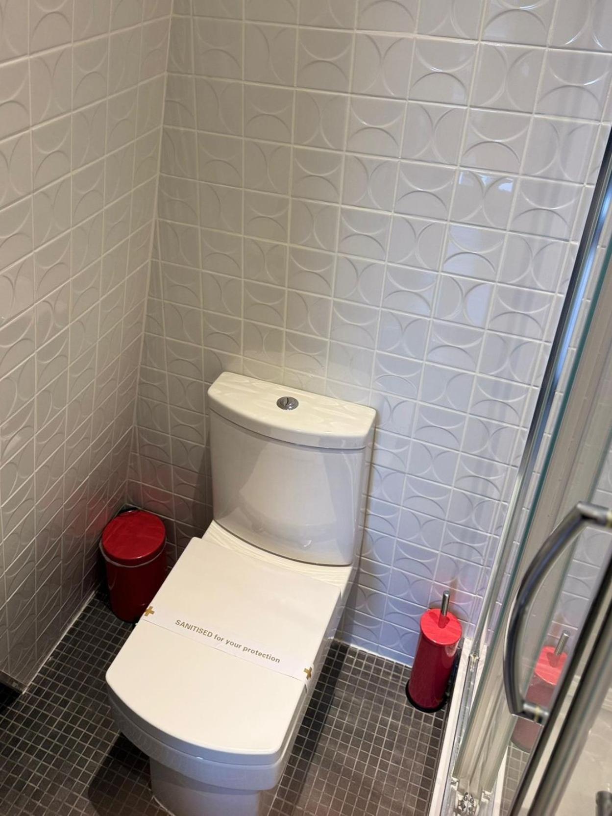 Deluxe Double Room Shower