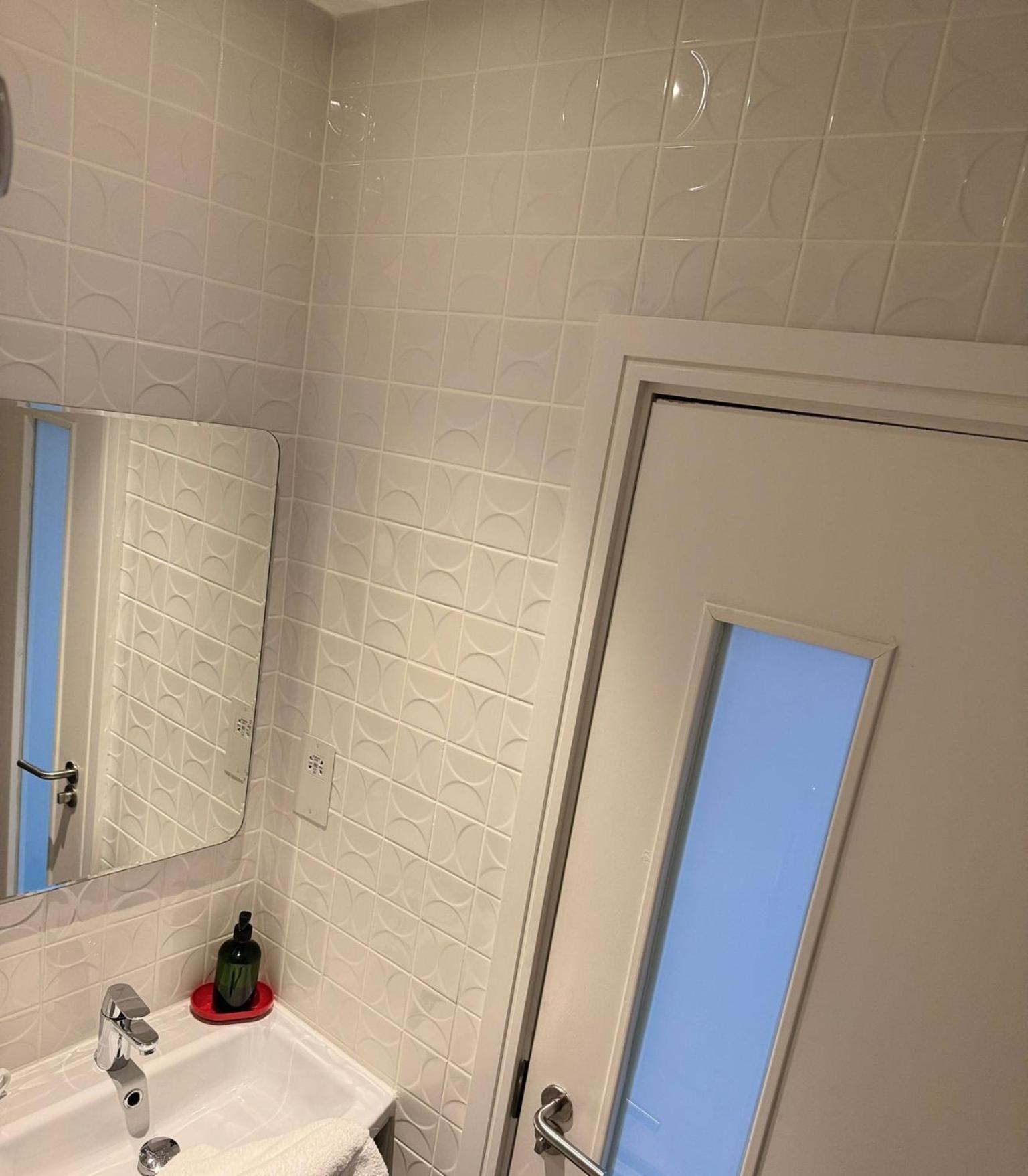 Deluxe Double Room Shower