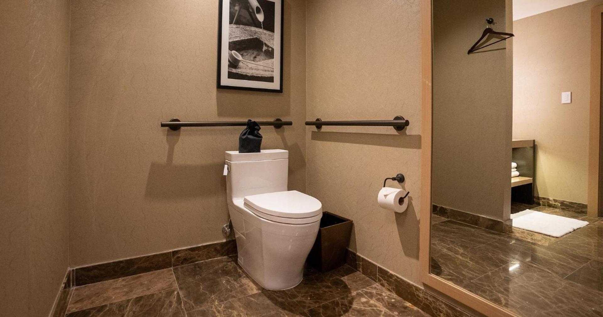 Bay View Junior Suite Two Queens Accessible