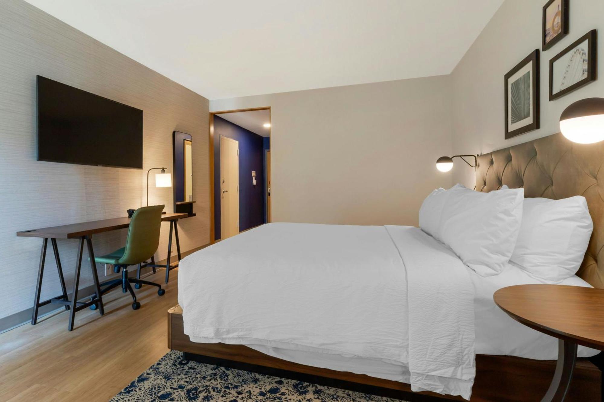 Traditional Guest room with 1 King bed