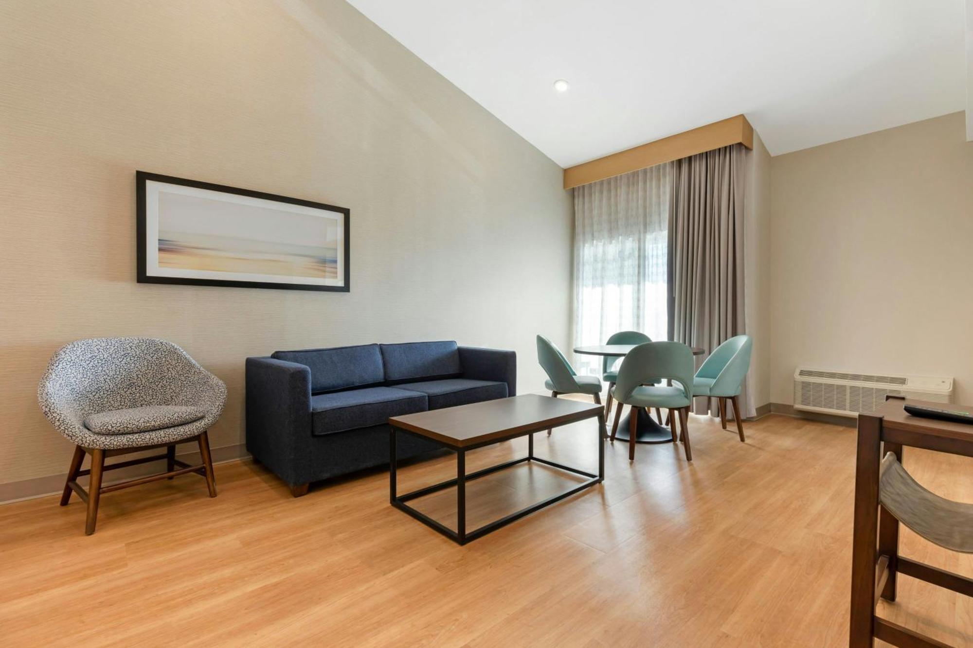 Suite, 1 King, River view, Balcony