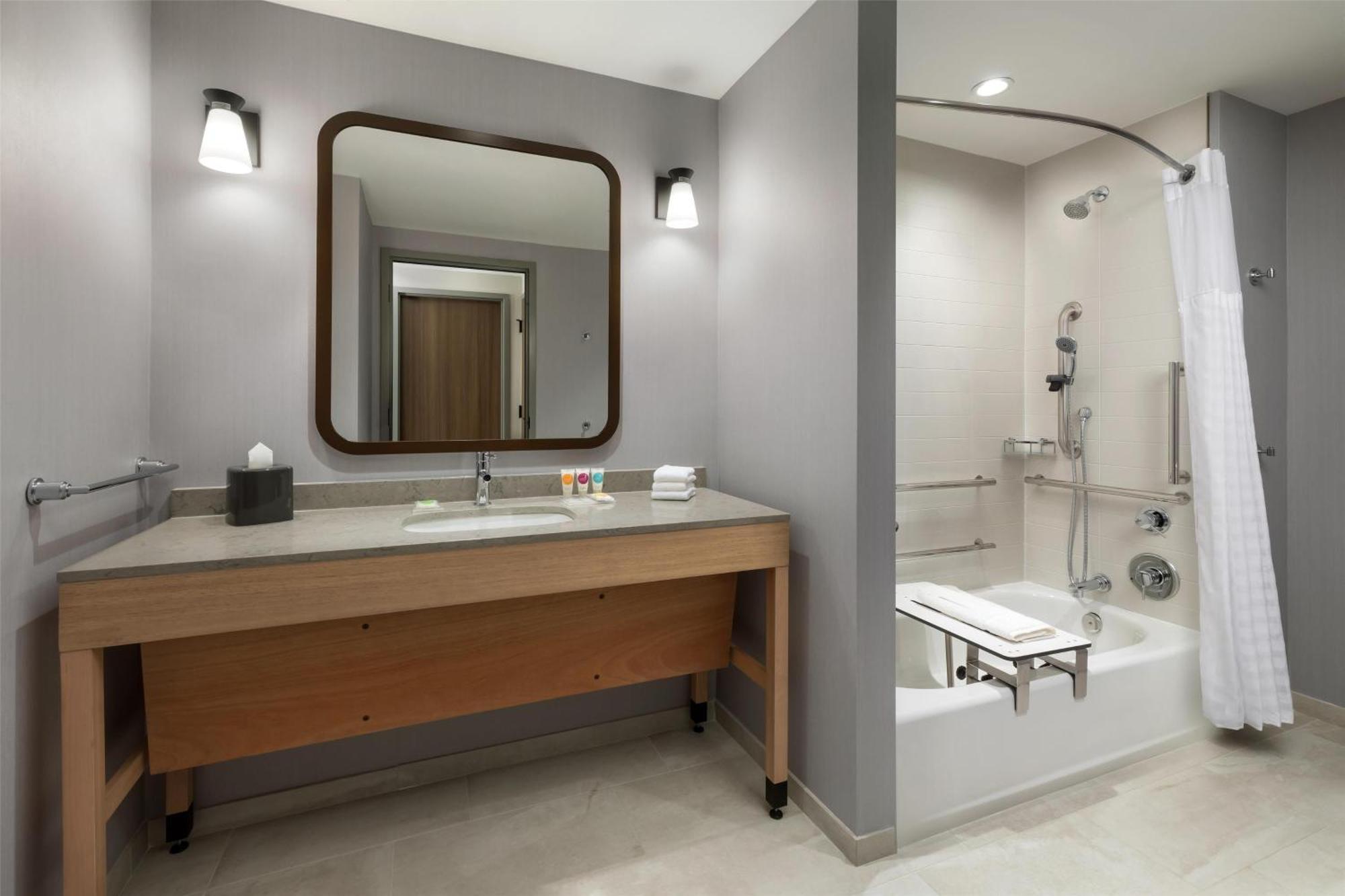 Queen Room Two Queen Beds Sofa Bed Accessible Tub