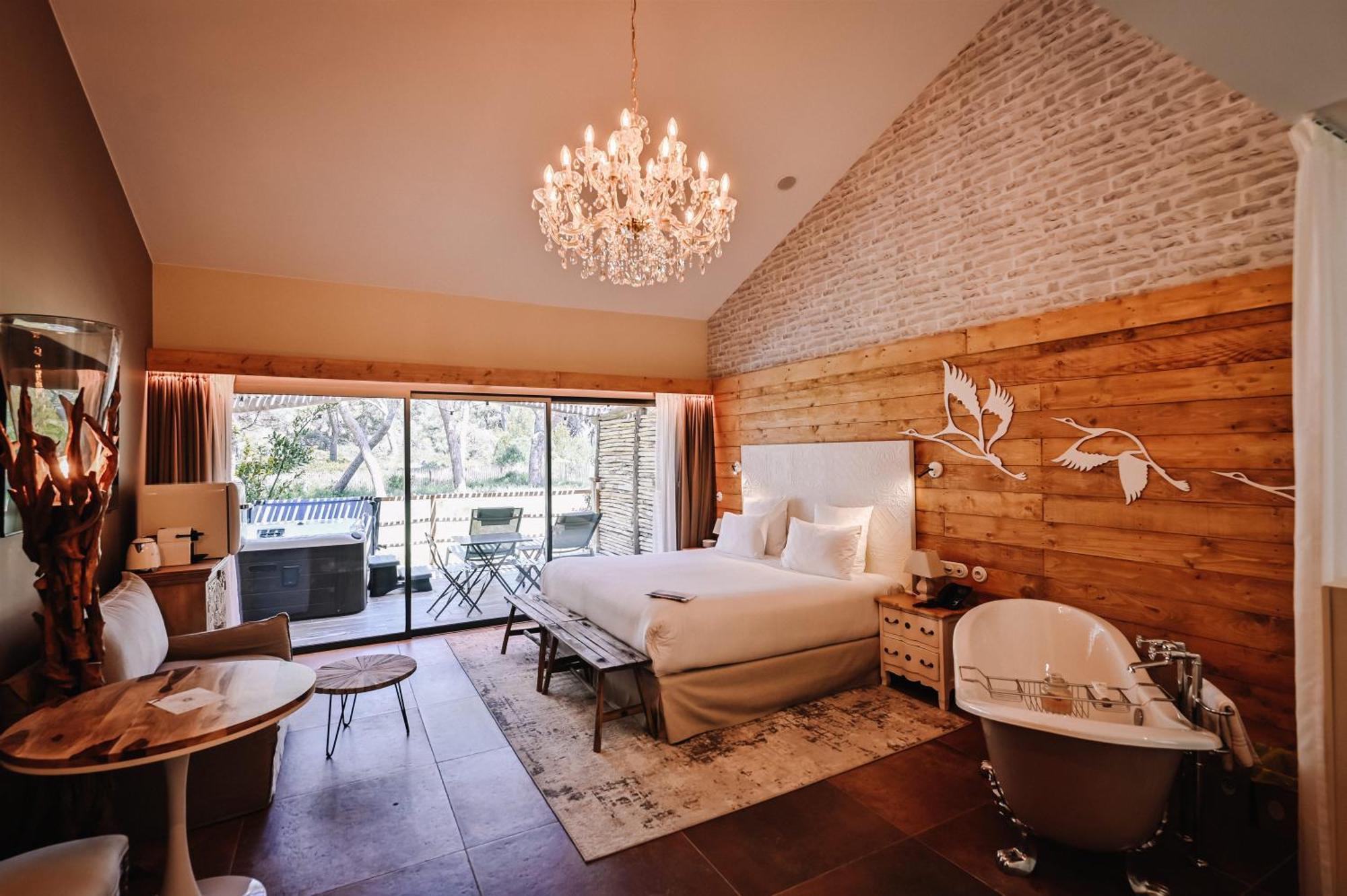 Pesquiers Village King Room Hot Tub
