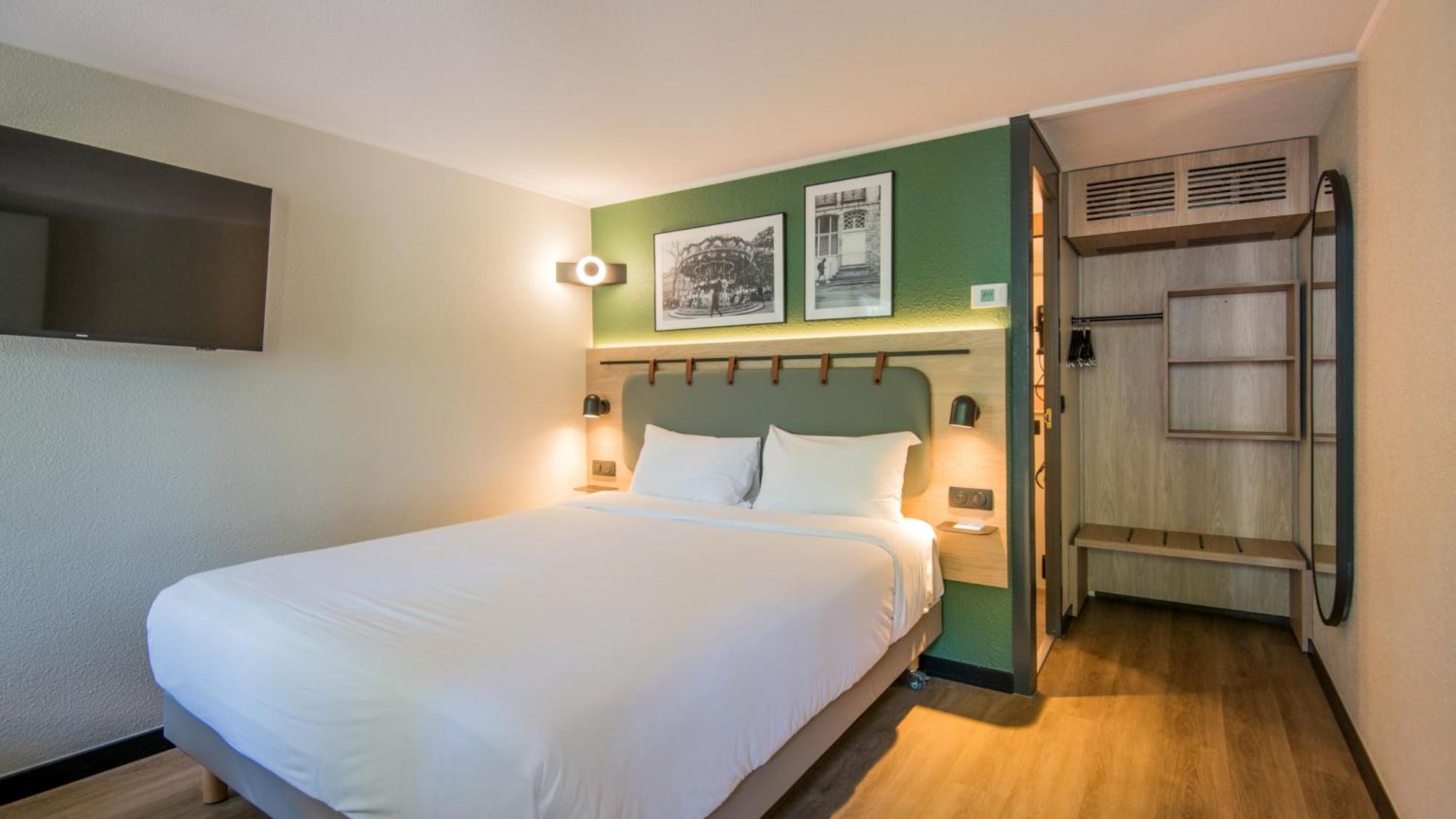 Standard Room 1 Queen Bed