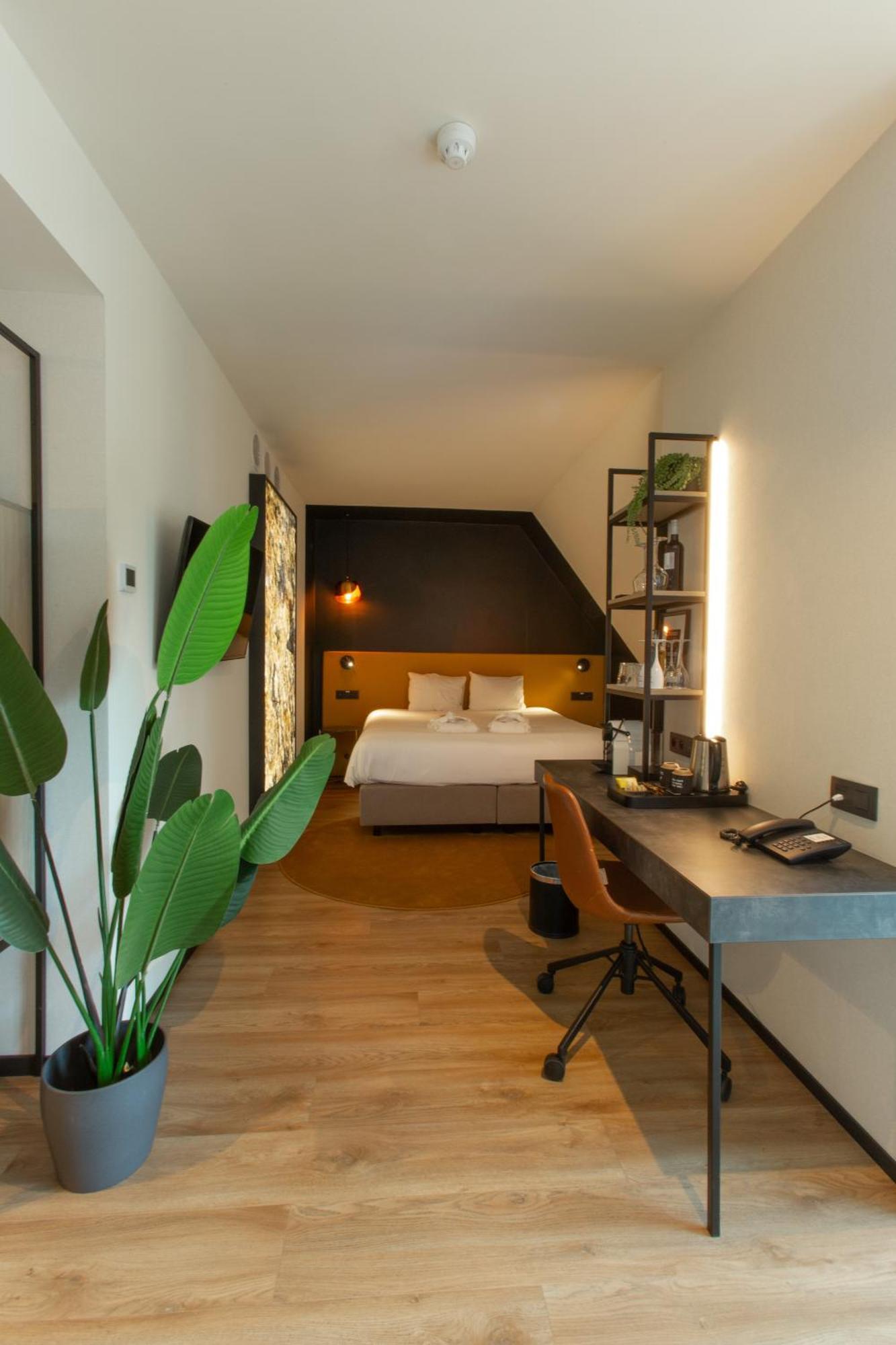 Bubble Room,1690940735:JPEG