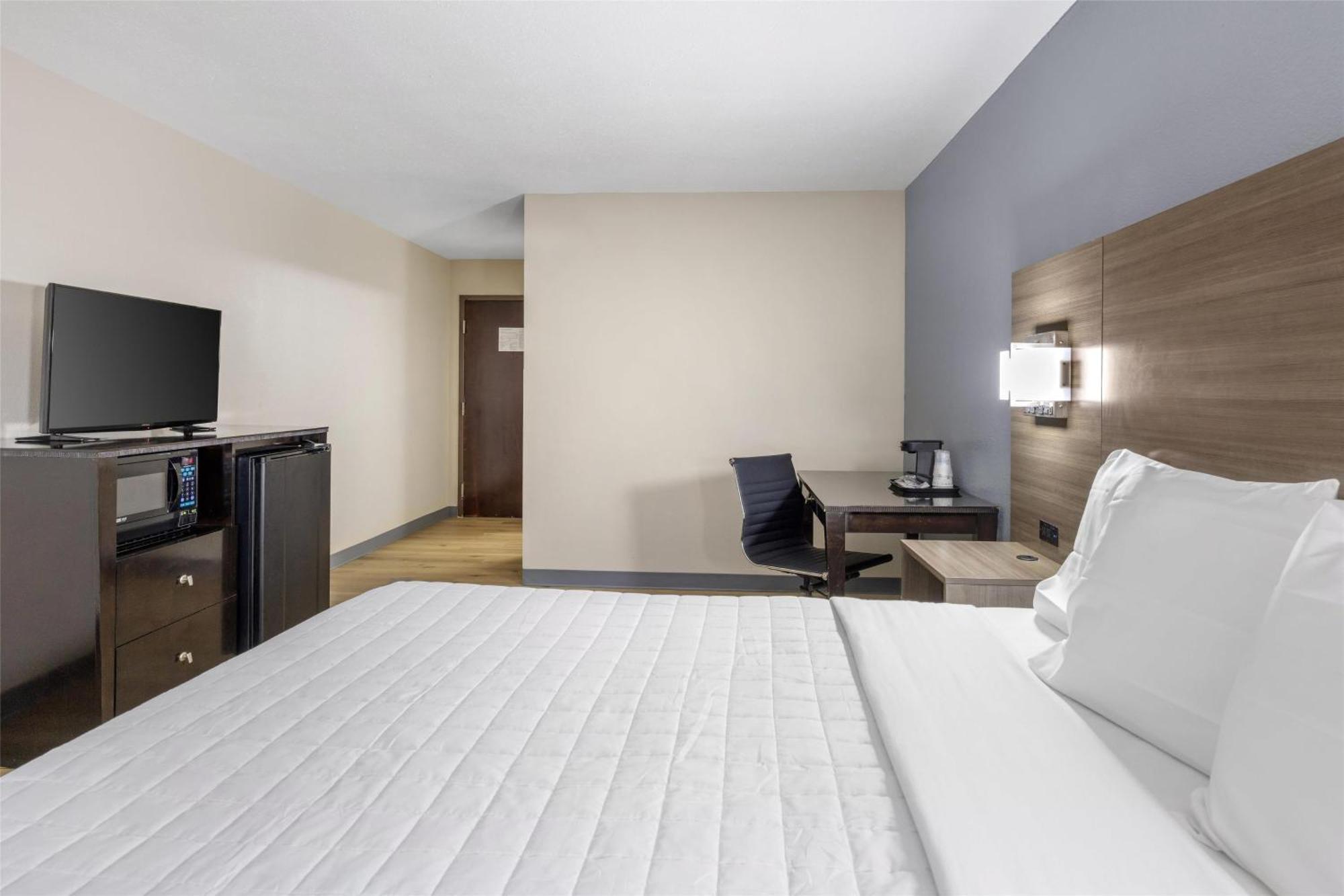 Suite with One King and One Queen Bed - Non-Smoking