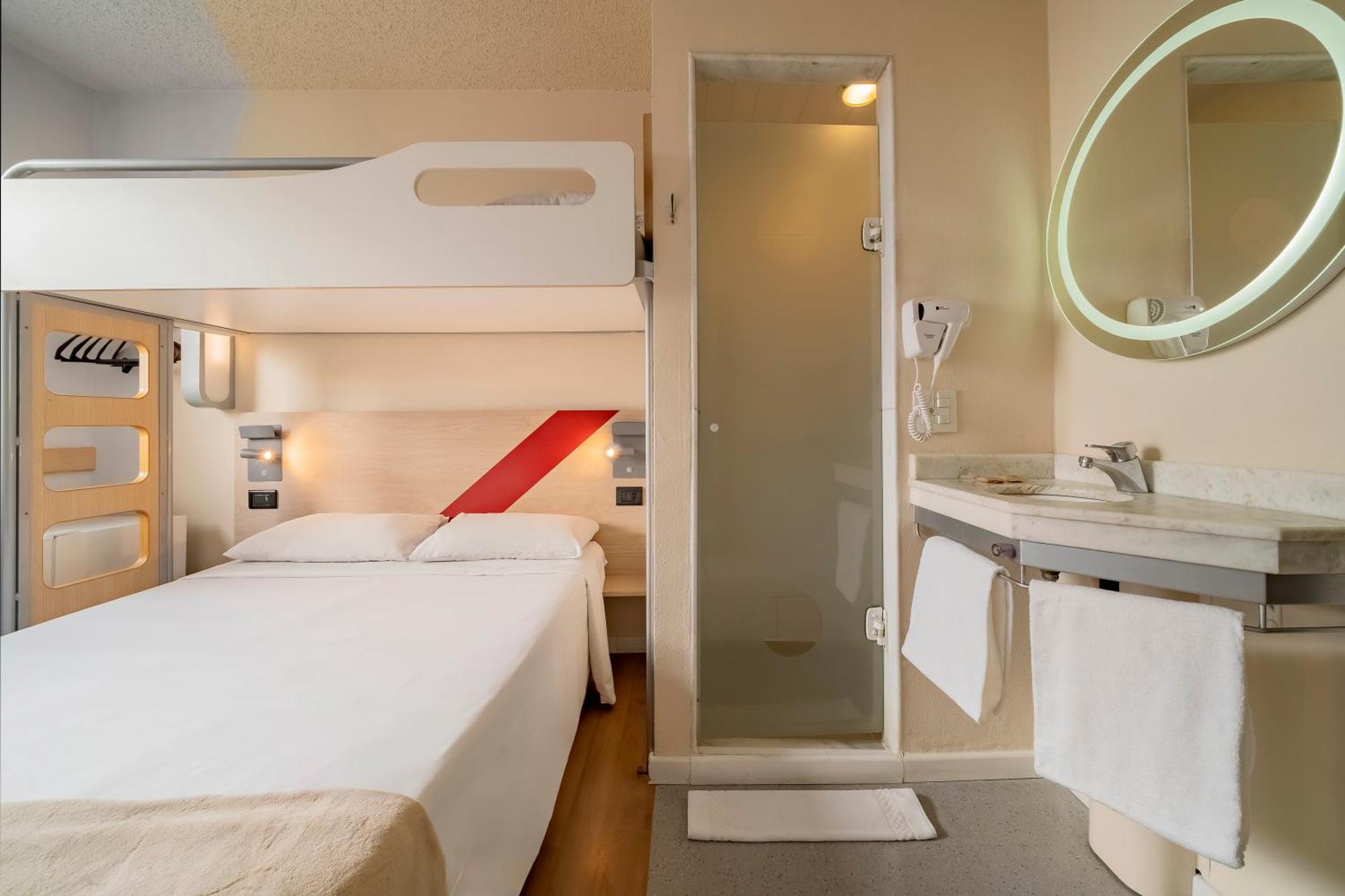 Quarto Superior com 1 Cama de Casal e 1 Cama de Solteiro