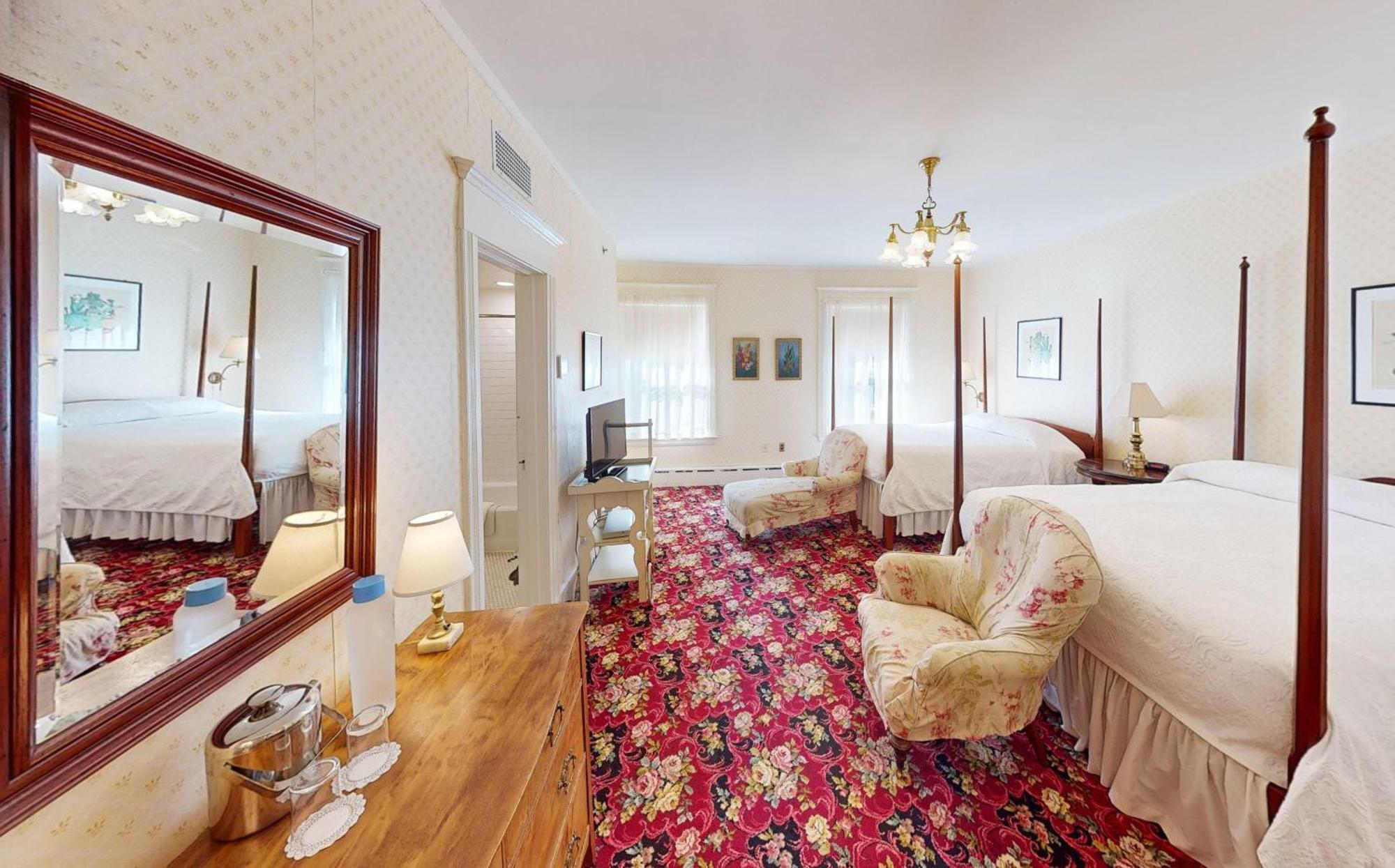 Queen Queen Room