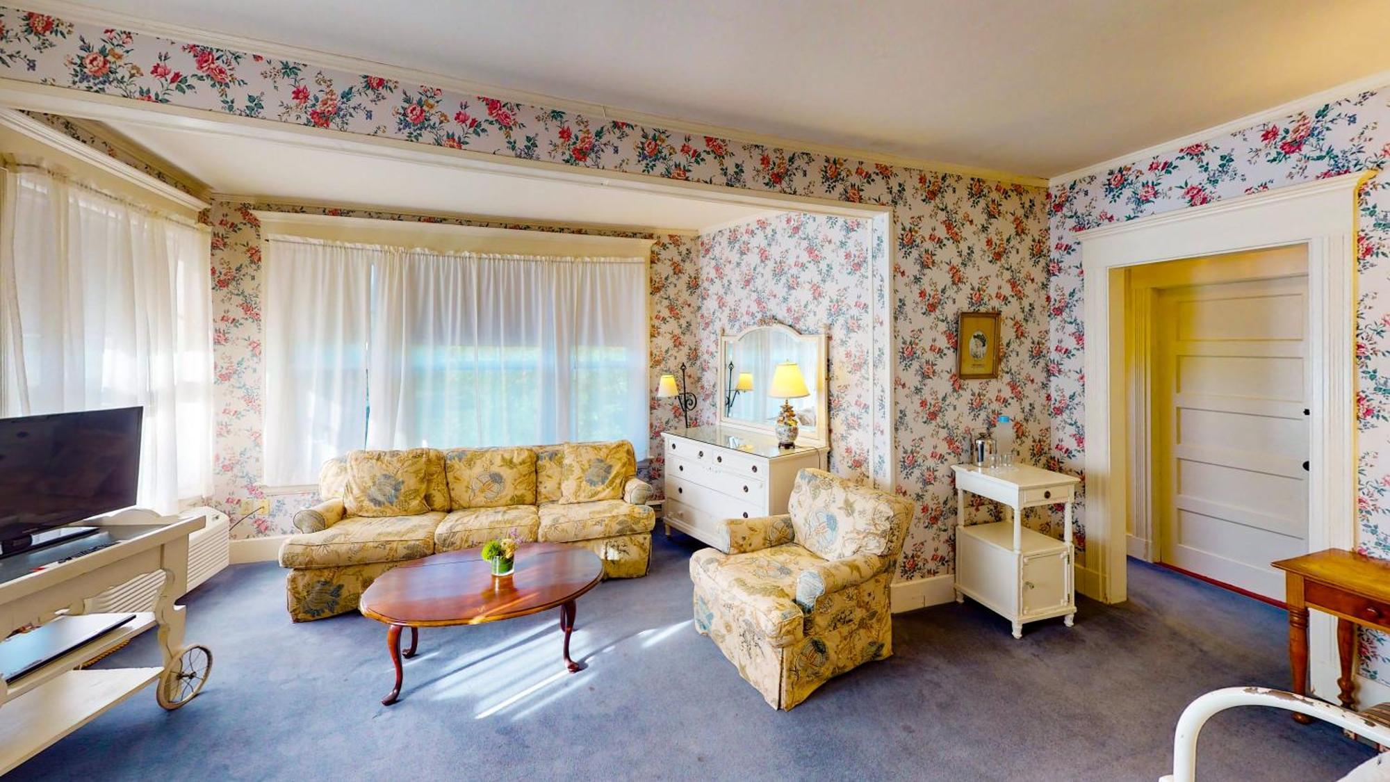 Deluxe Queen Room