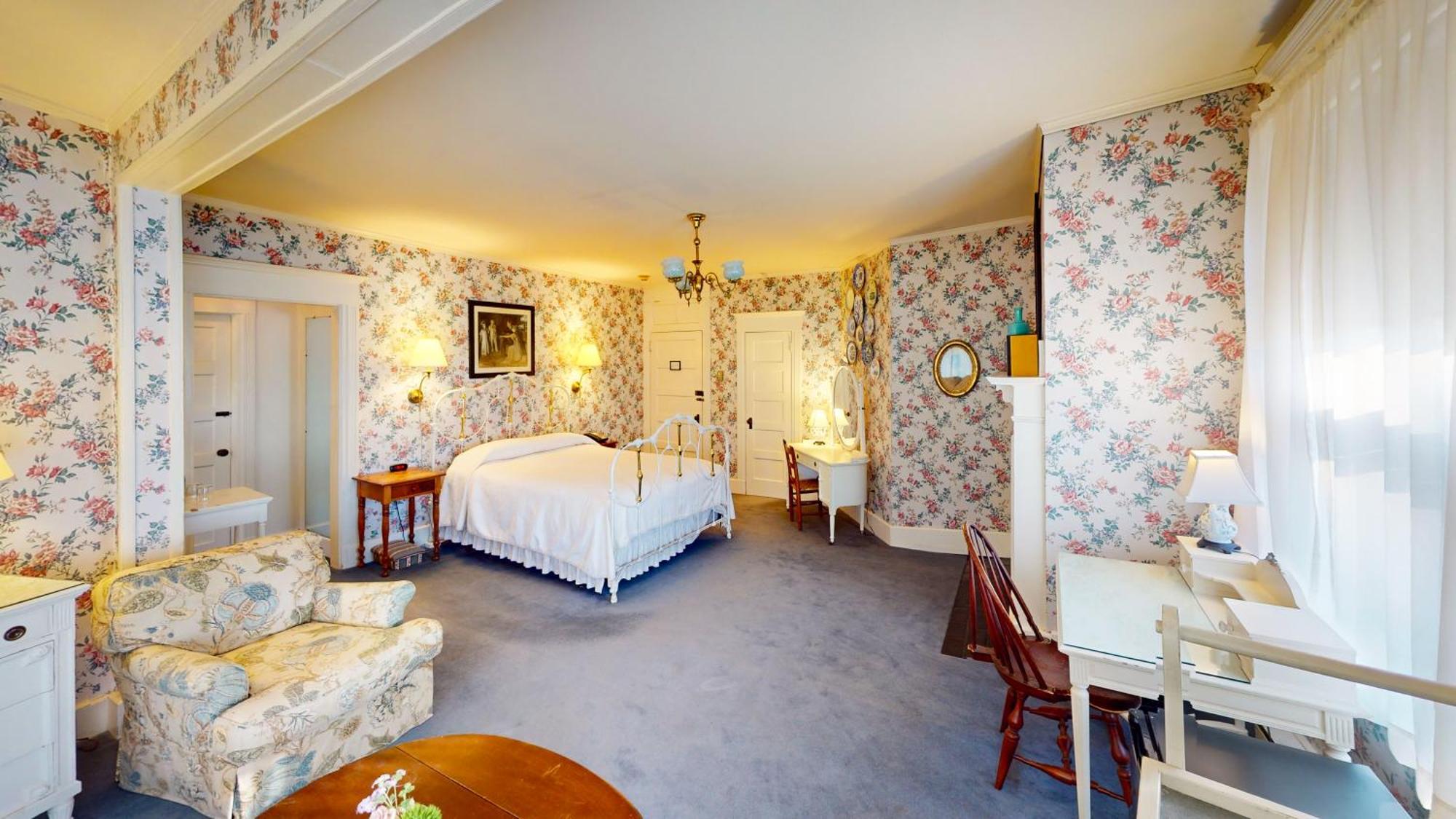 Deluxe Queen Room