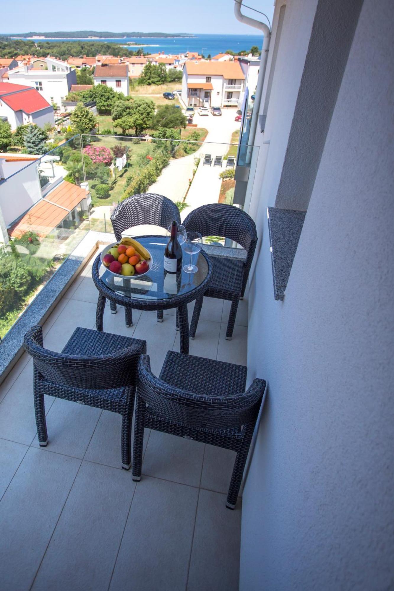 One-Bedroom Apartment Sea View