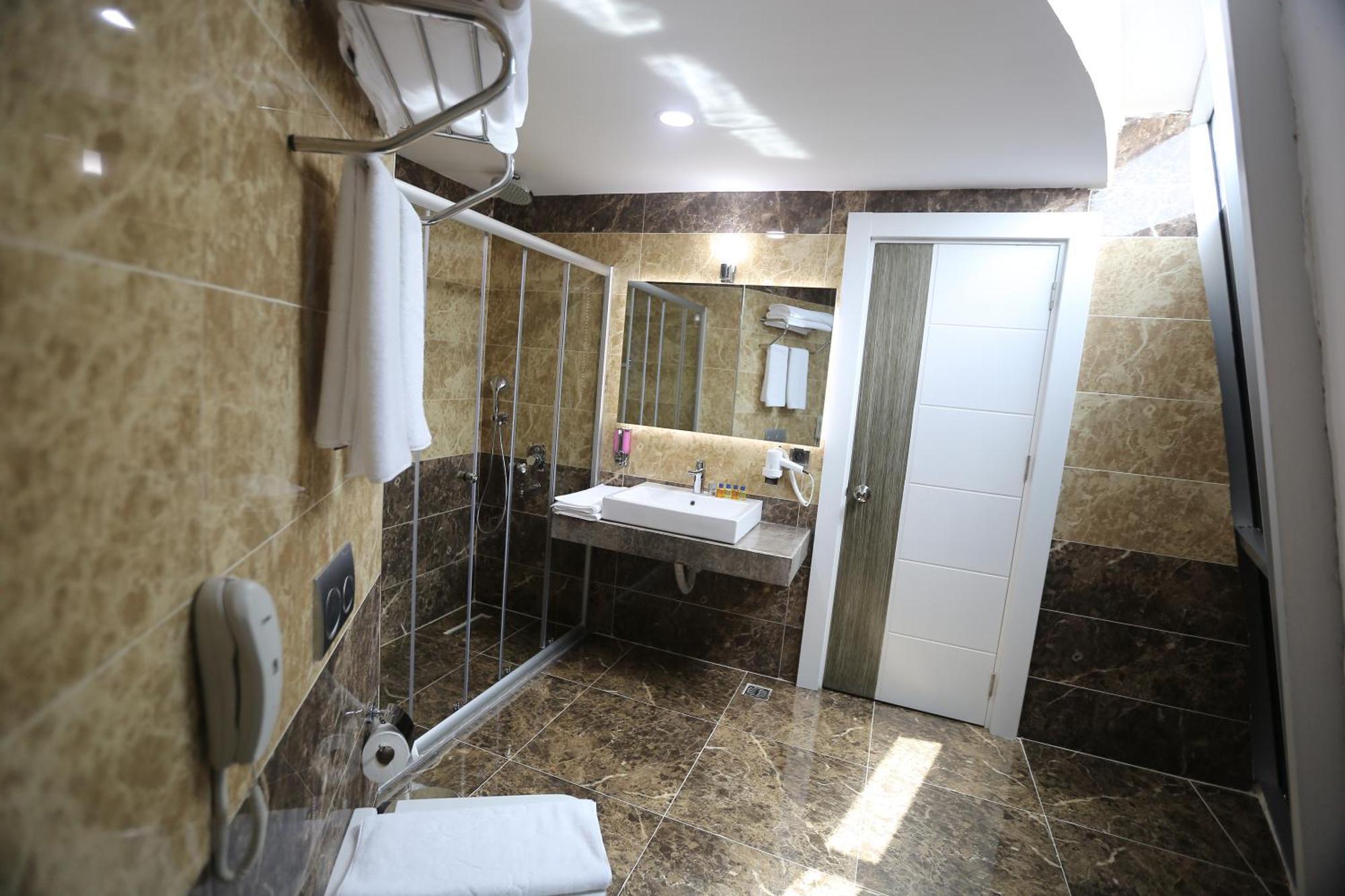Honeymoon Suite