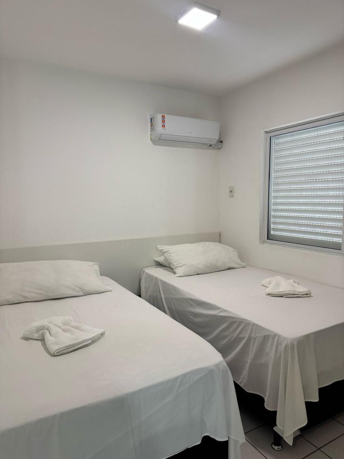 Quarto Grande com 2 Camas de Solteiro