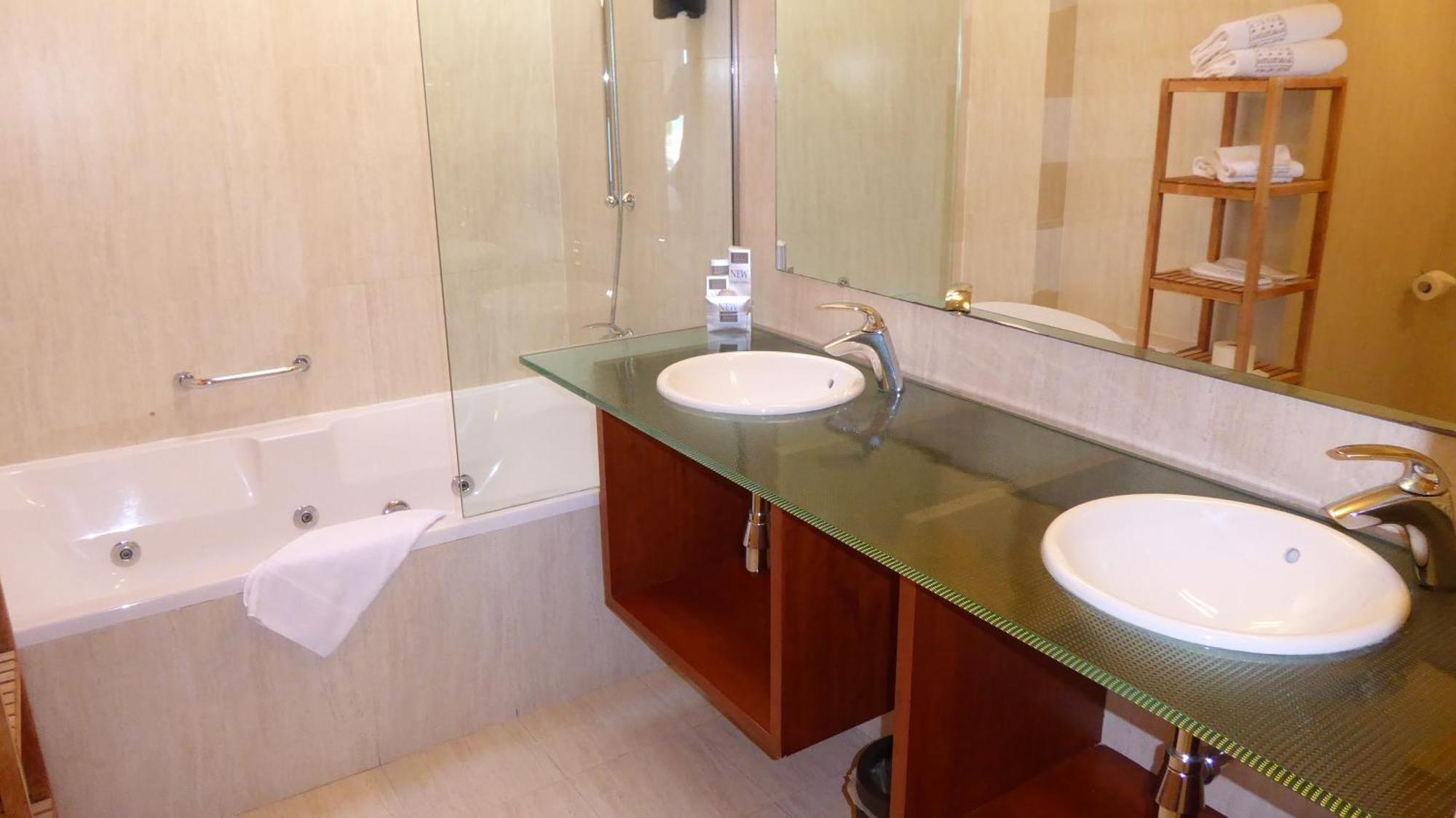 Queen Suite Spa Bath