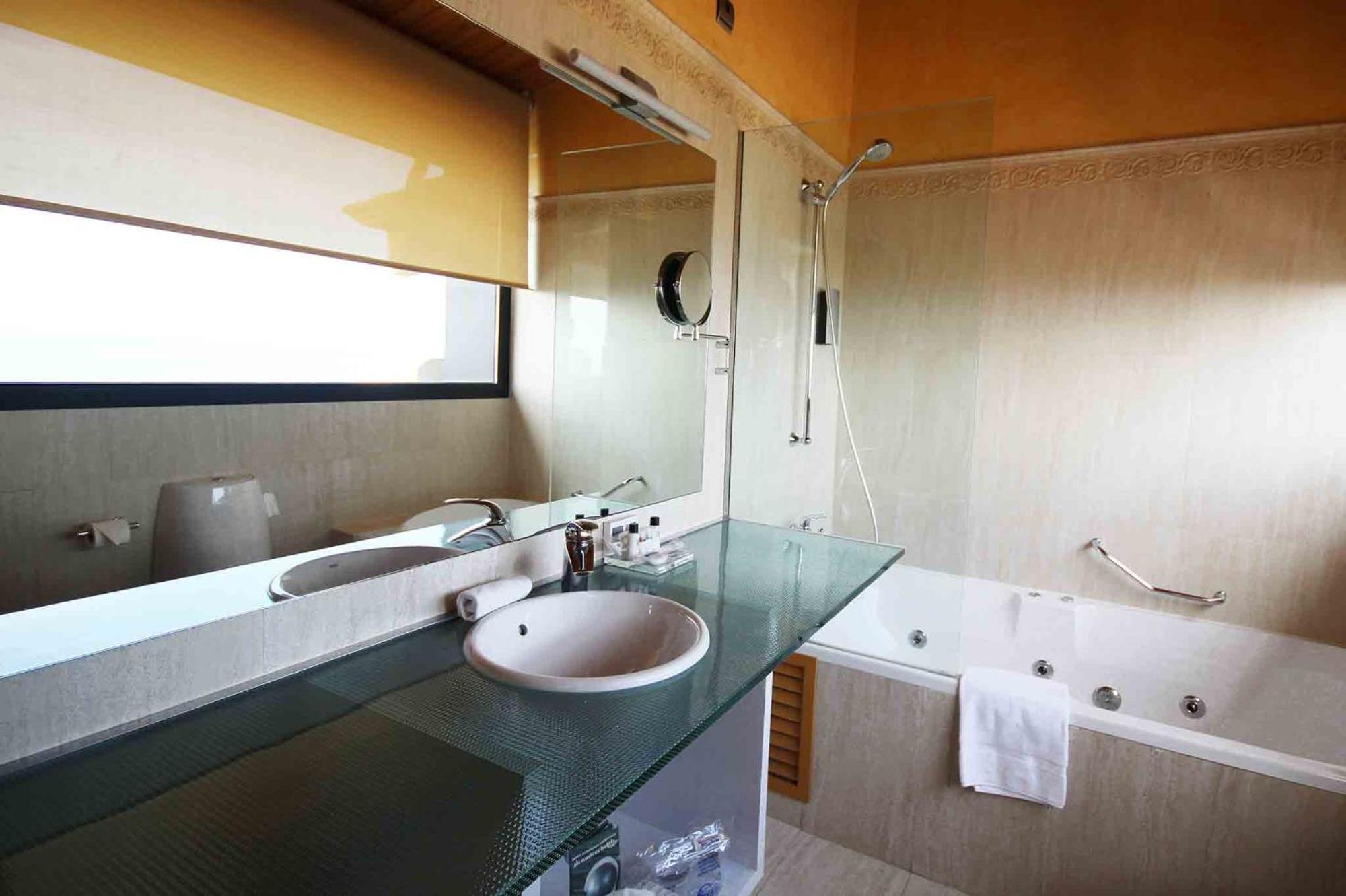 Queen Suite Spa Bath