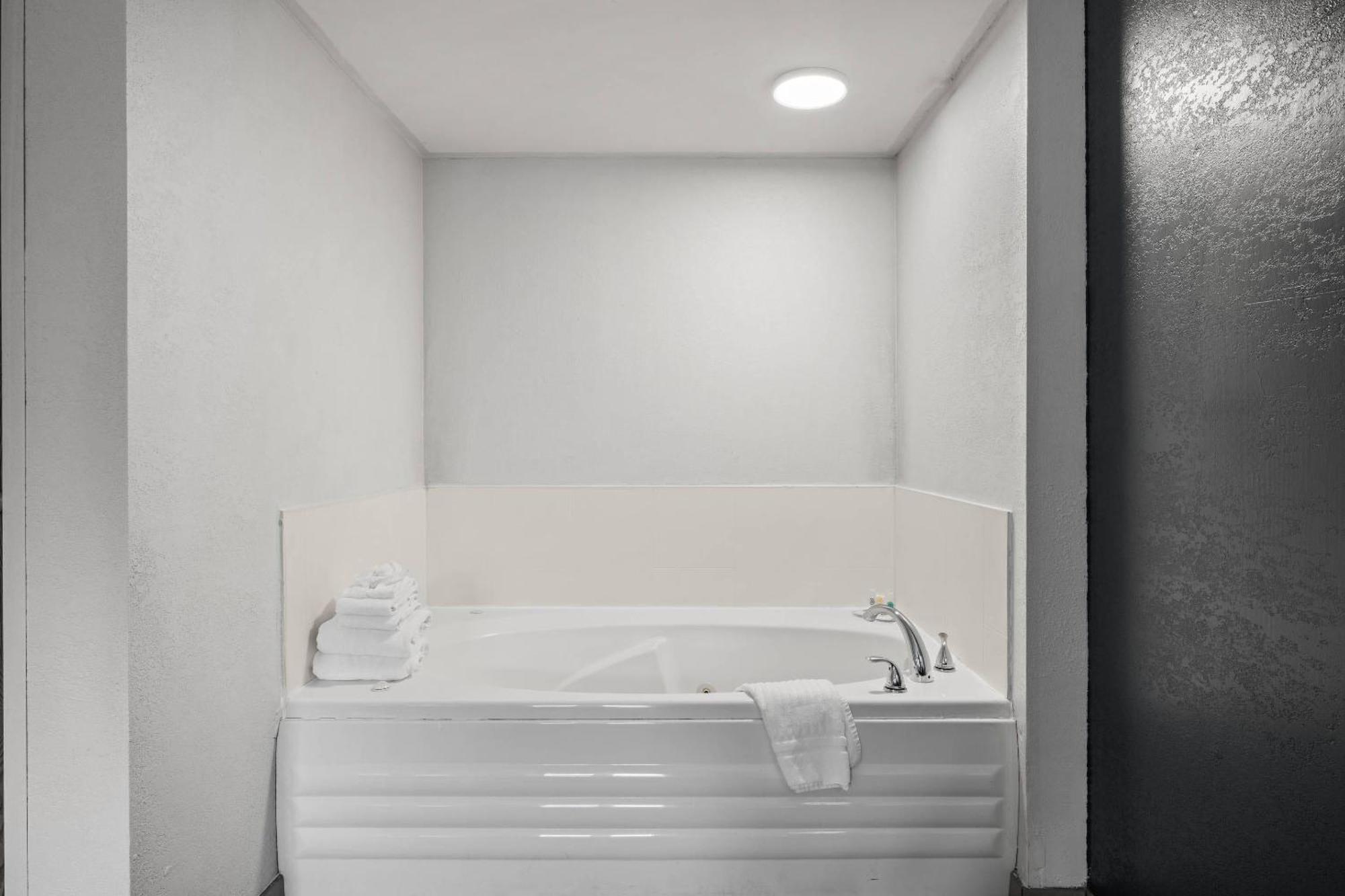 King Suite Spa Bath