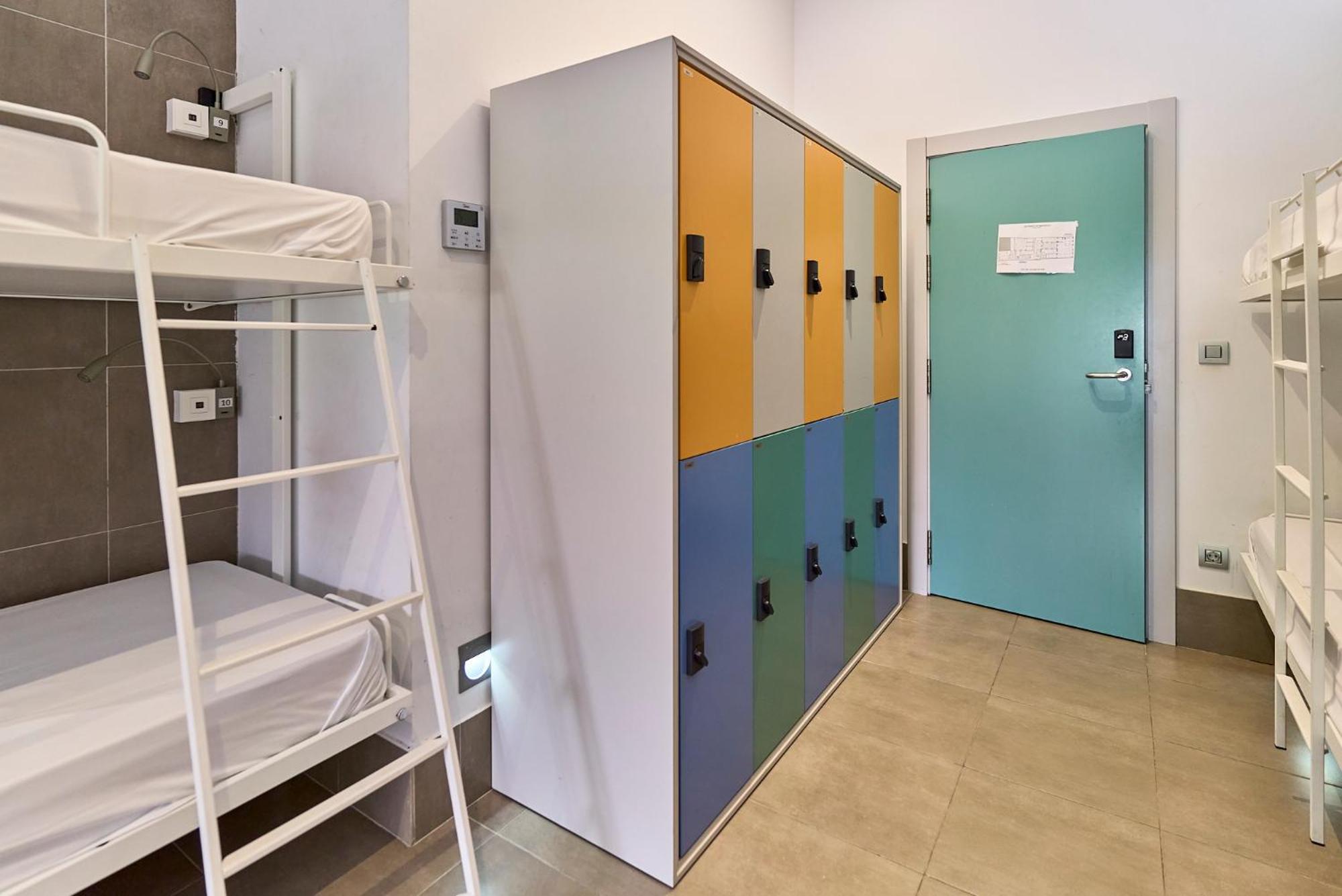 Single Bed Mixed Dormitory Room
