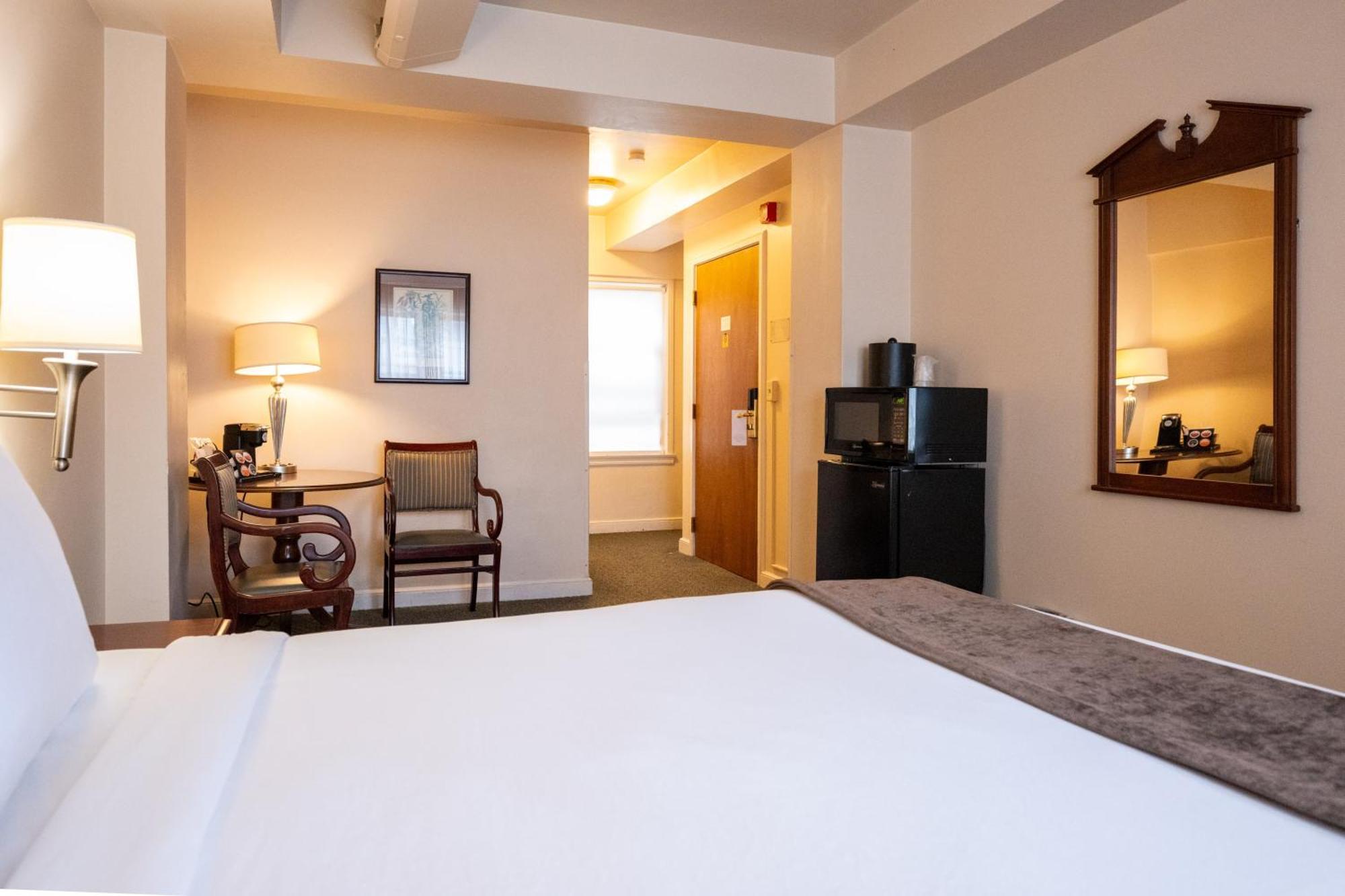 Deluxe Queen Room