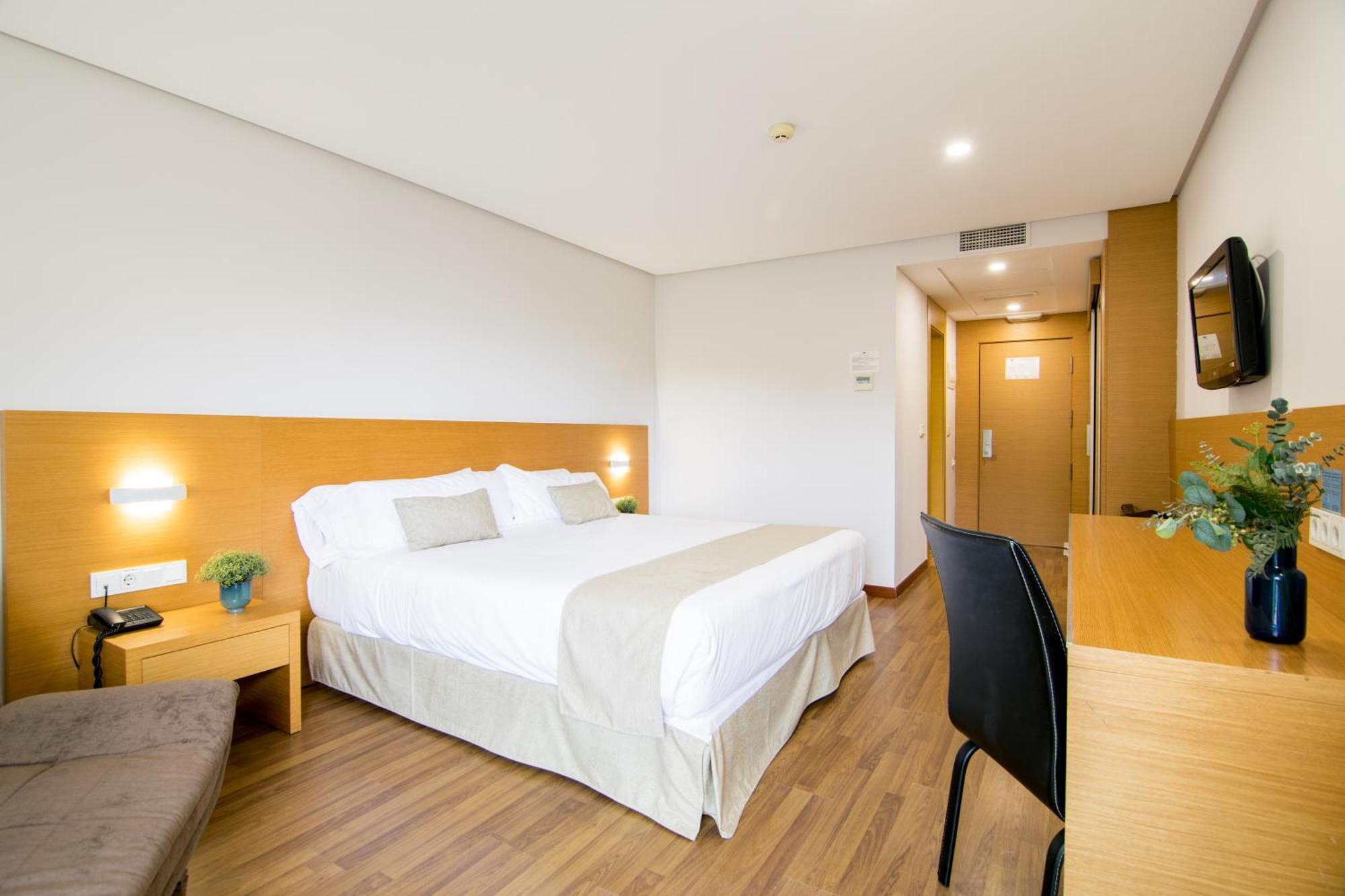 Deluxe Room Lateral Sea View