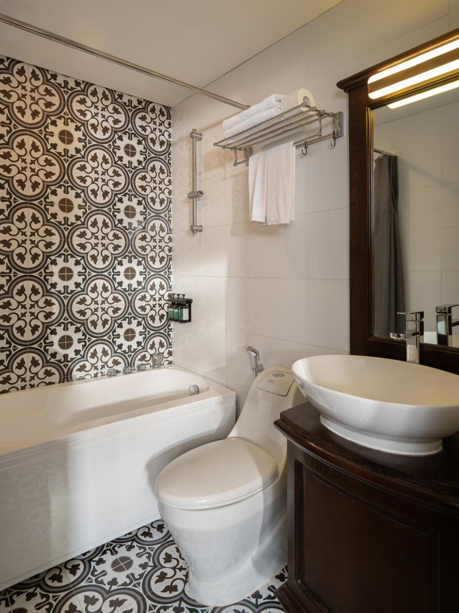Superior Twin Room No Window Daily Minibar & 1 time Afternoon Tea
