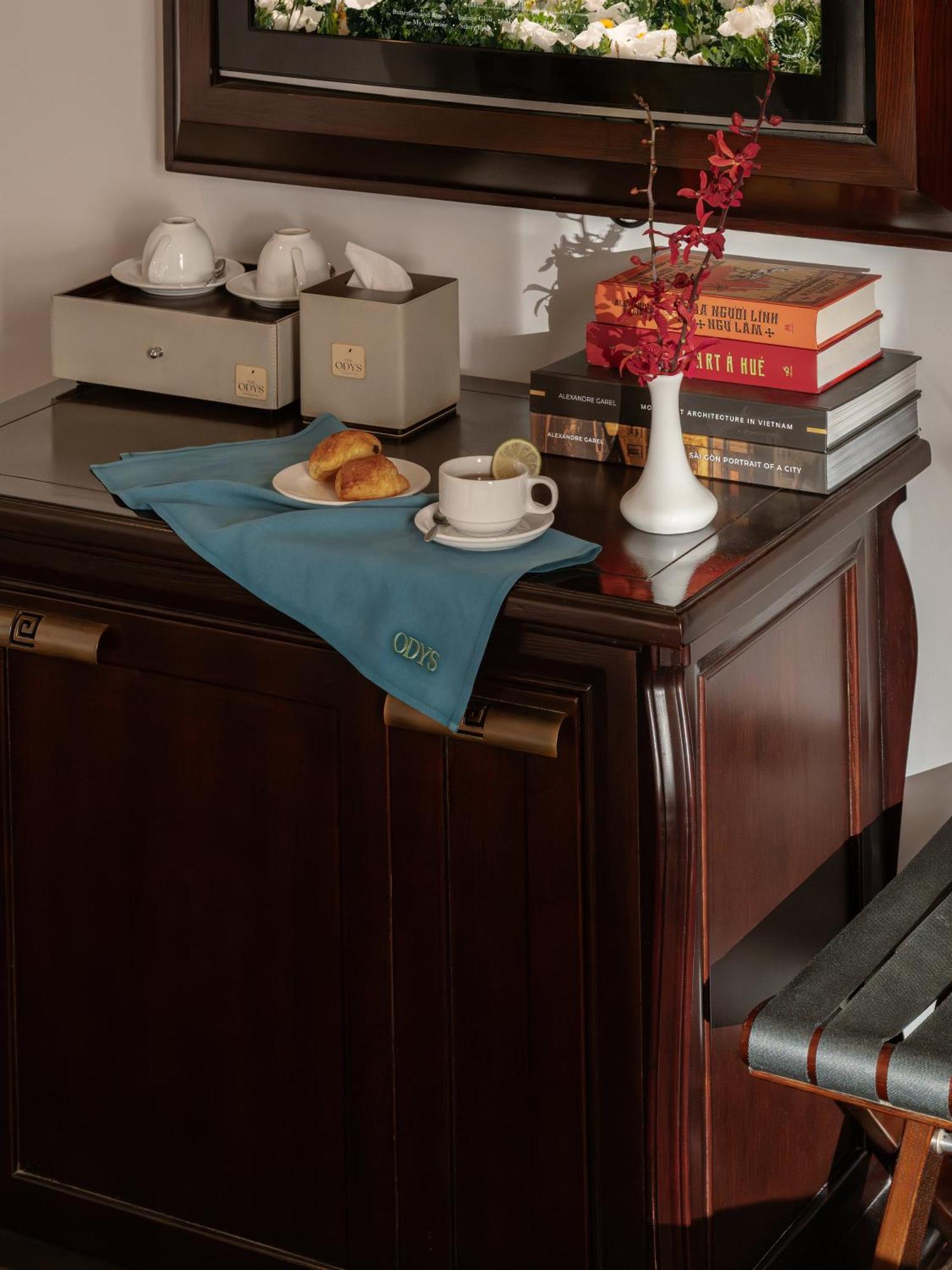 Superior Twin Room No Window Daily Minibar & 1 time Afternoon Tea