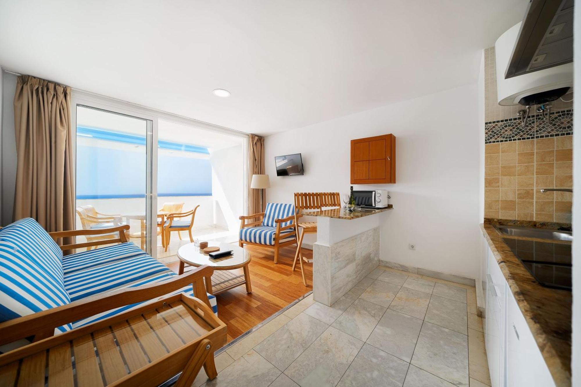 Deluxe One-Bedroom Apartment