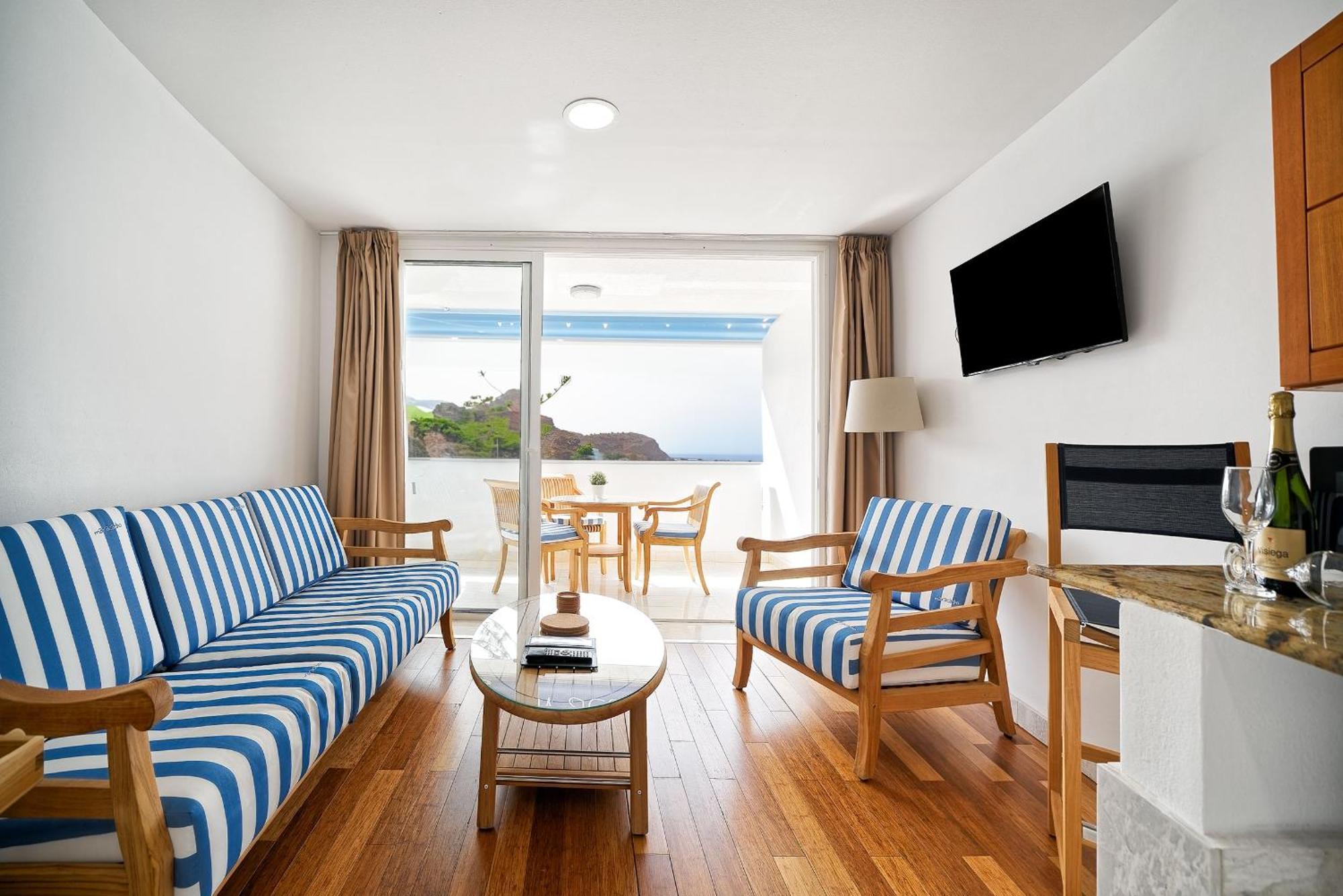 Deluxe One-Bedroom Apartment