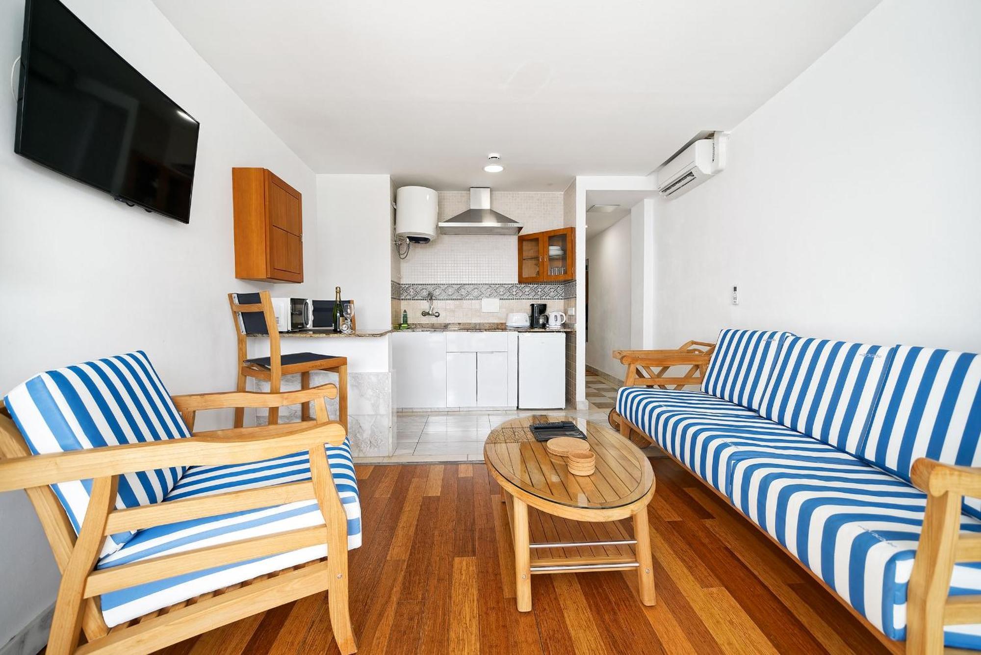 Deluxe One-Bedroom Apartment