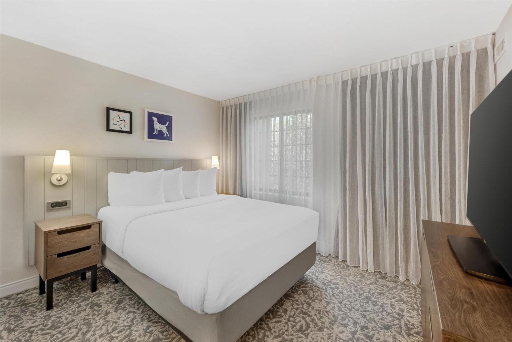 Two-Bedroom Suite King Queen Beds
