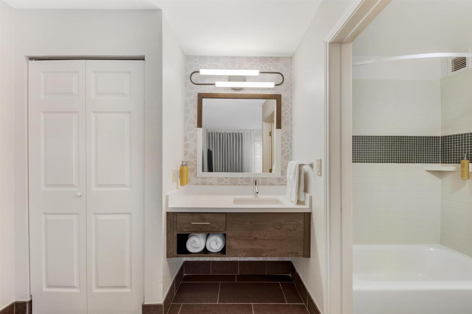 Two-Bedroom Suite King Queen Beds