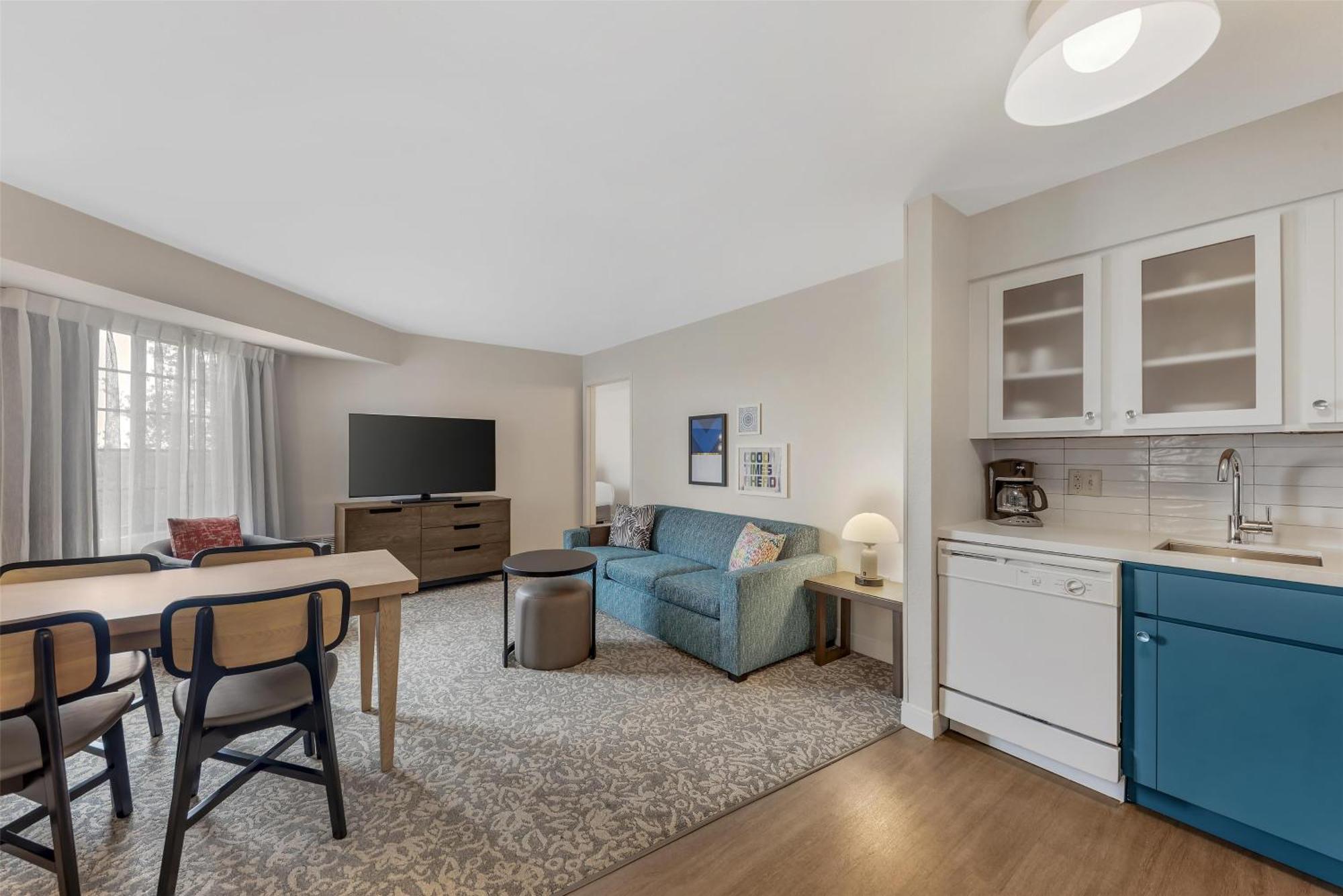 Two-Bedroom Suite Queen Two Double Beds