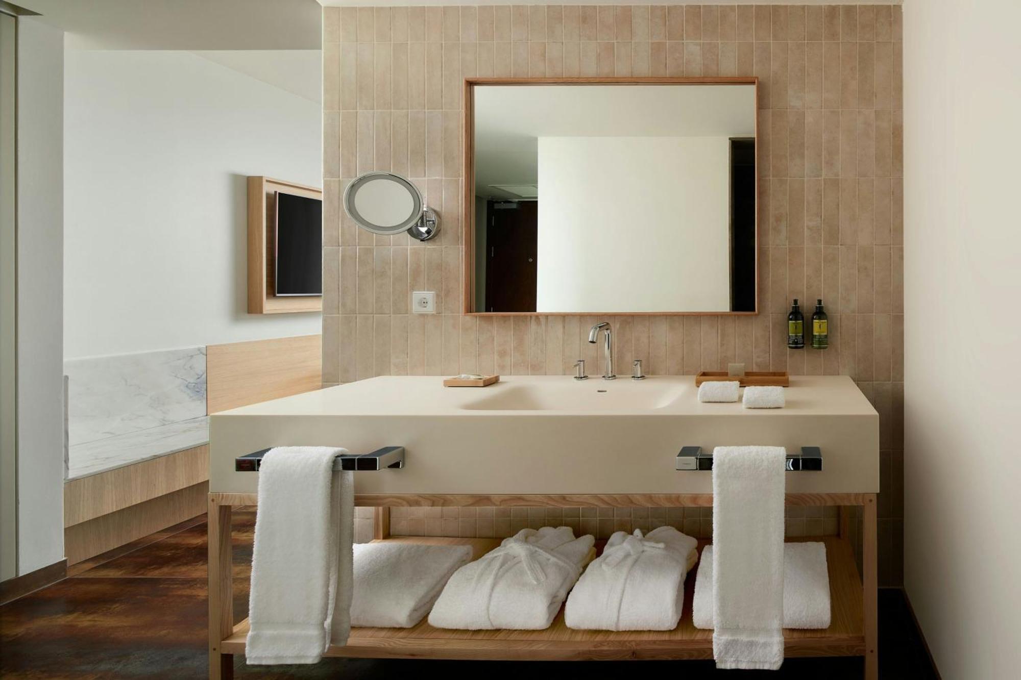 Deluxe Twin Room Balcony Resort View
