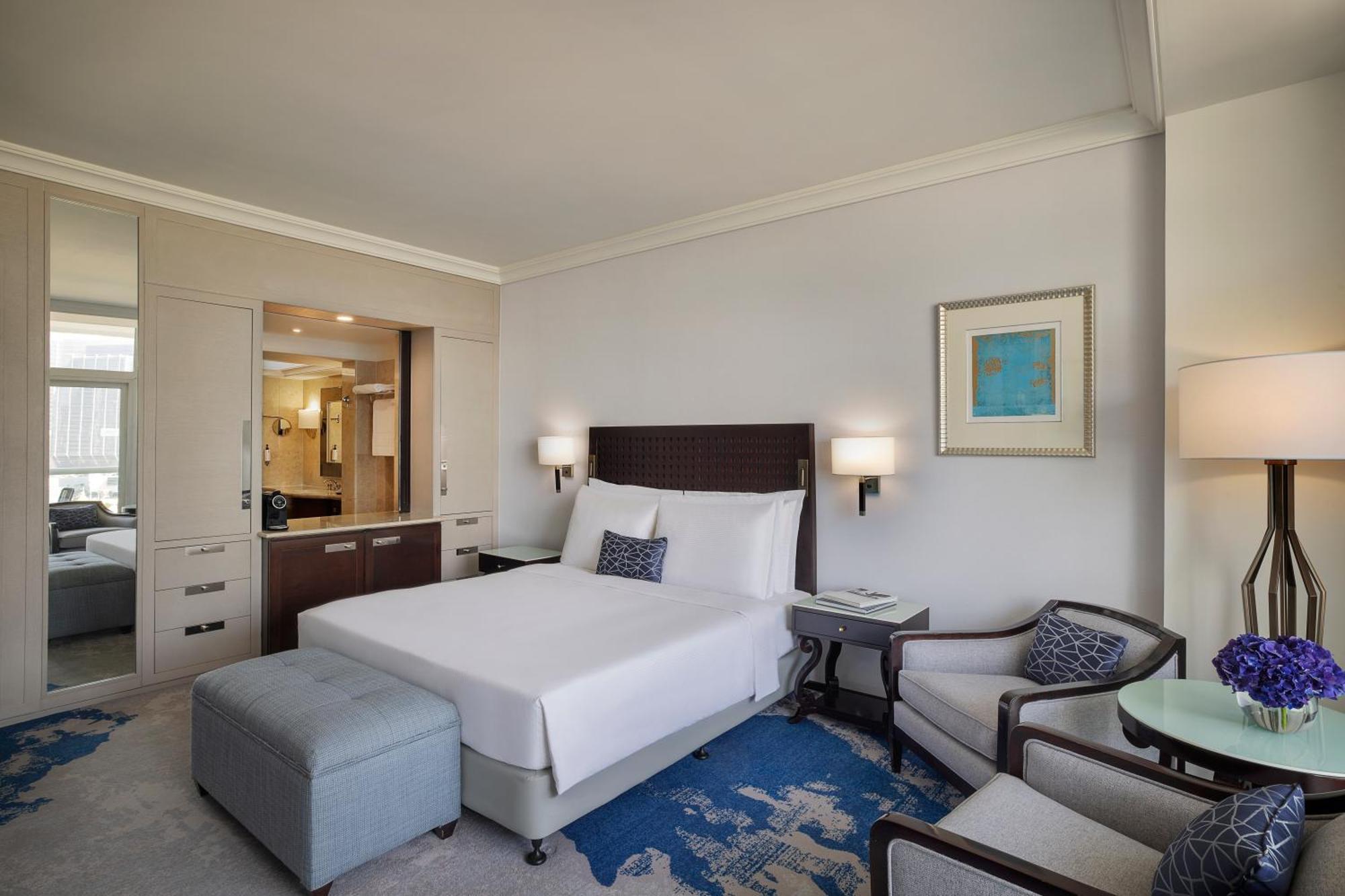 Spacious Sea View Room Balcony King Bed