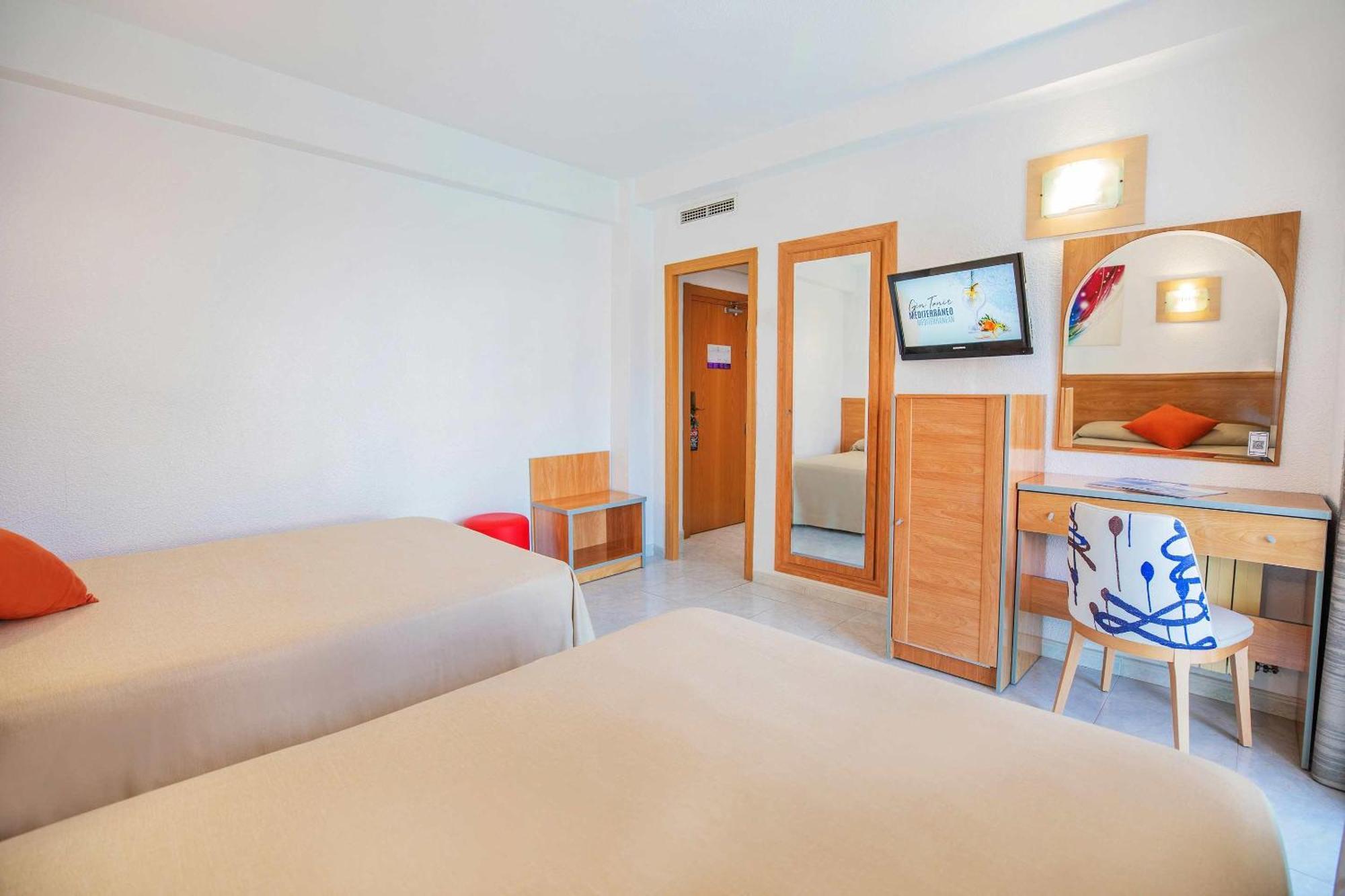 Habitación Doble con balcón (3 adultos + 1 niño)