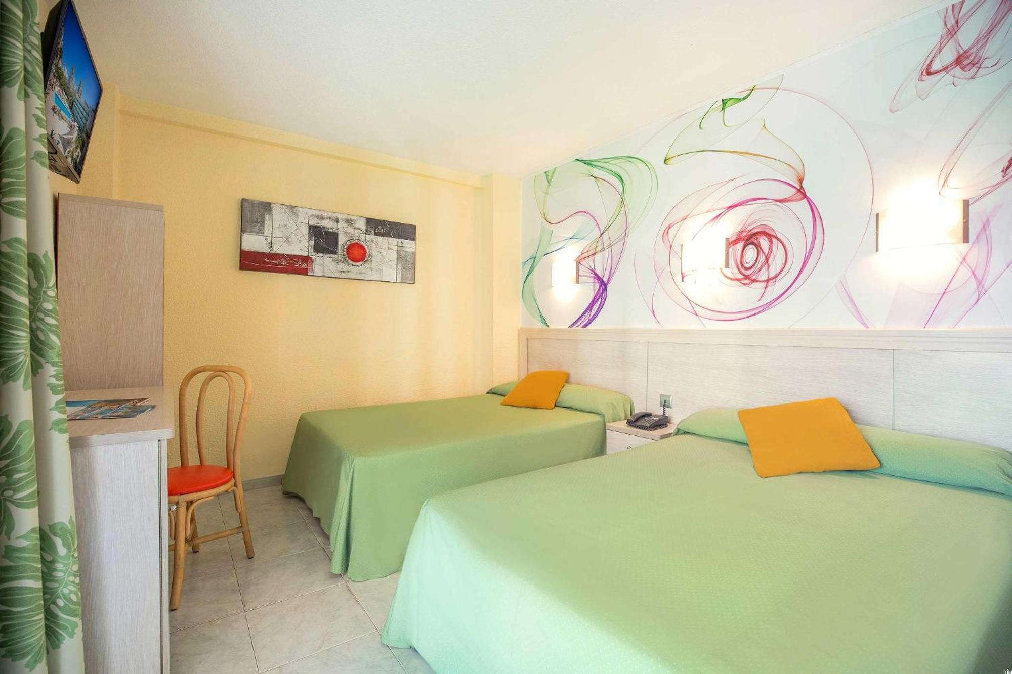 Quarto Duplo (3 Adultos + 1 Criança)