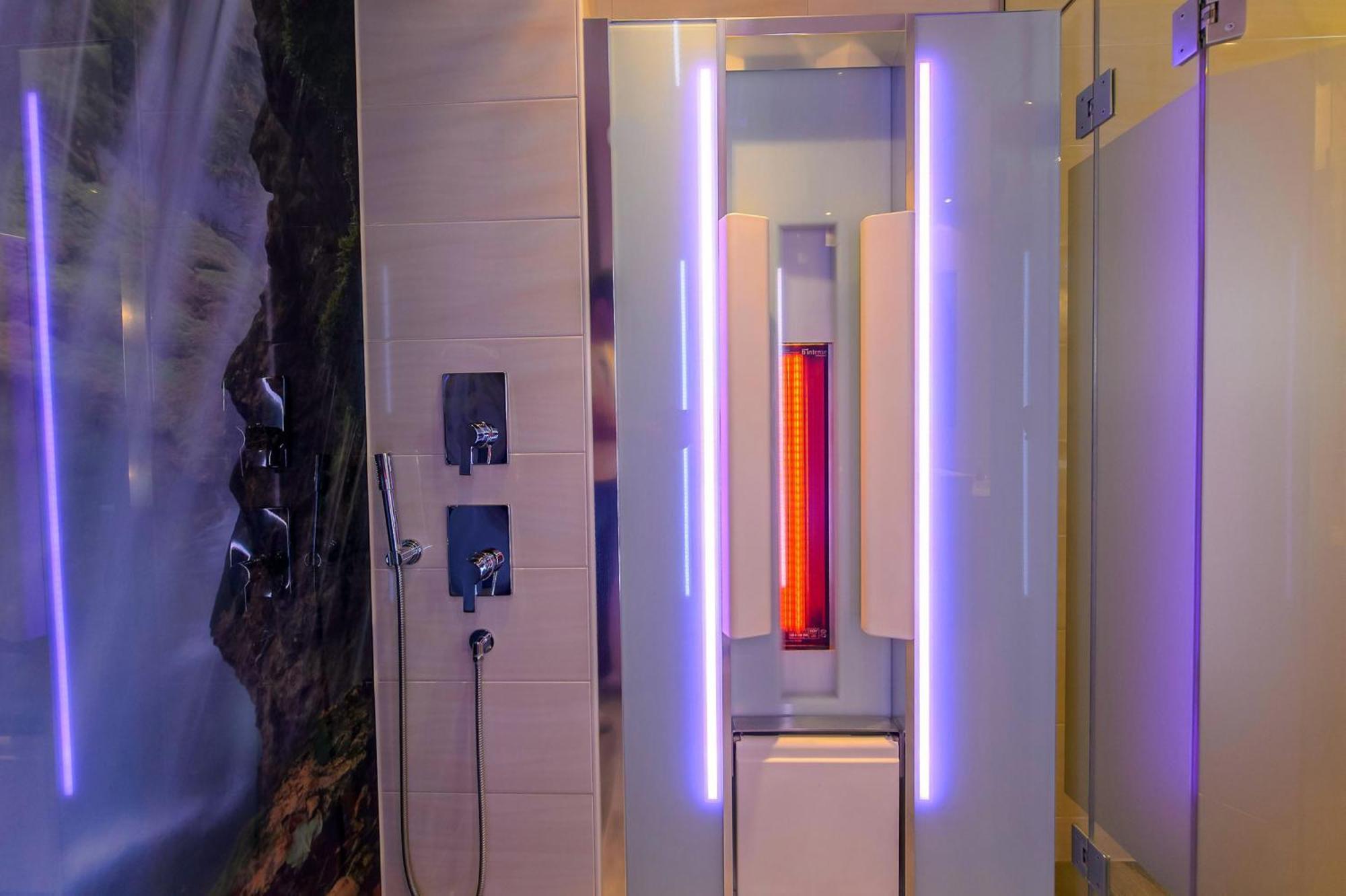 Luxury Suite Infrared Cabin